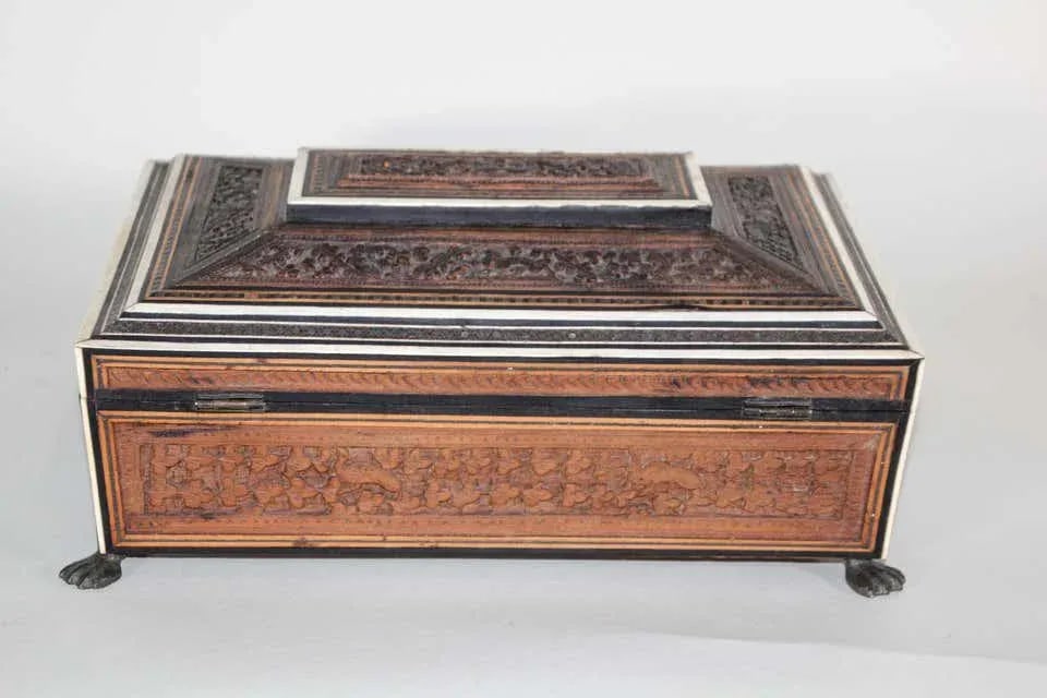 Anglo-Indian large Footed Box with Lidded Compartments, 19th Century - 5