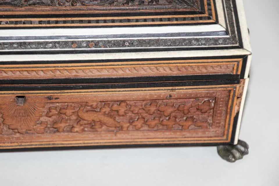 Anglo-Indian large Footed Box with Lidded Compartments, 19th Century - 6