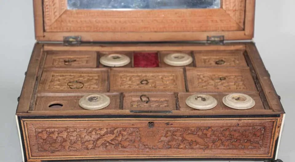 Anglo-Indian large Footed Box with Lidded Compartments, 19th Century - 7
