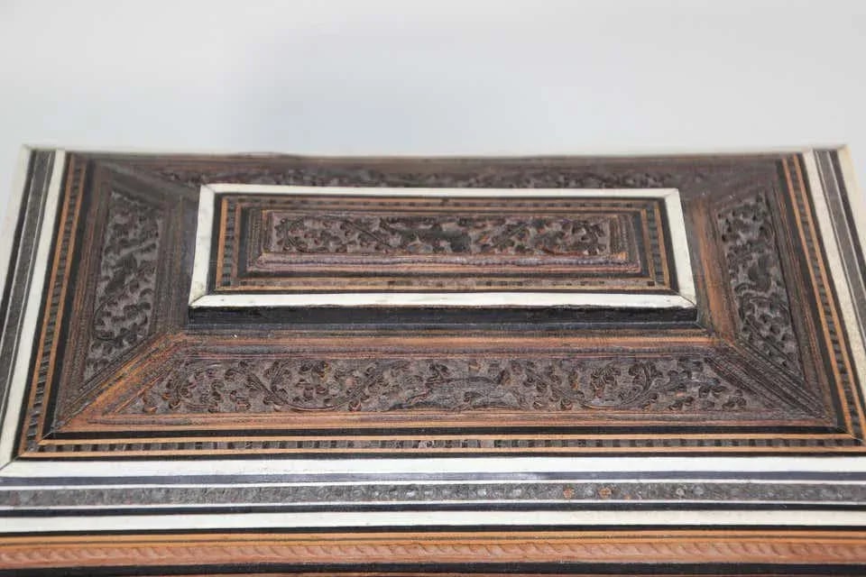 Anglo-Indian large Footed Box with Lidded Compartments, 19th Century - 9