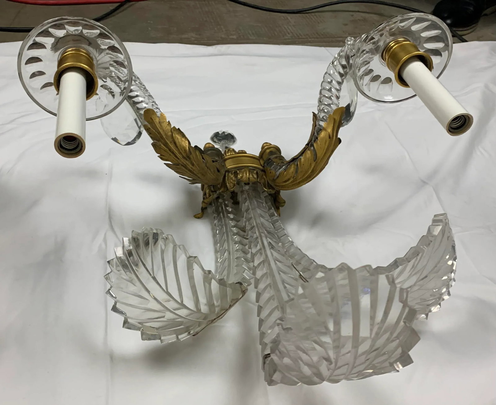 Early 20th Century French Foliate Cut Crystal and Bronze Sconces, Set of 2 - 8