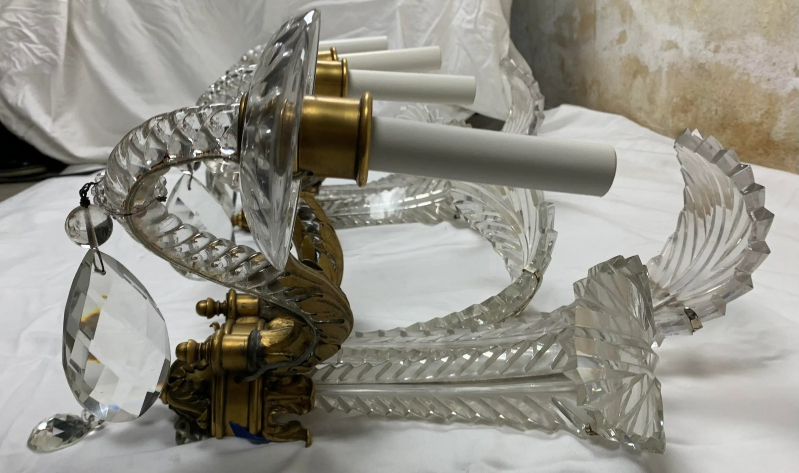 Early 20th Century French Foliate Cut Crystal and Bronze Sconces, Set of 2 - 9