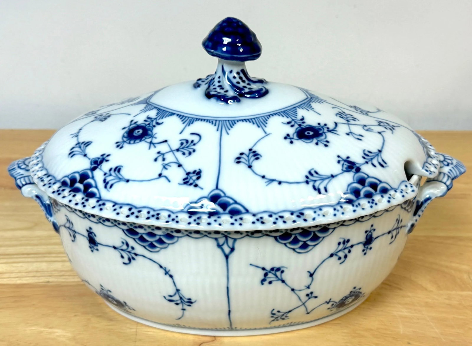 Royal Copenhagen Blue Fluted Half Lace Tureen with Lid 200CL - 11