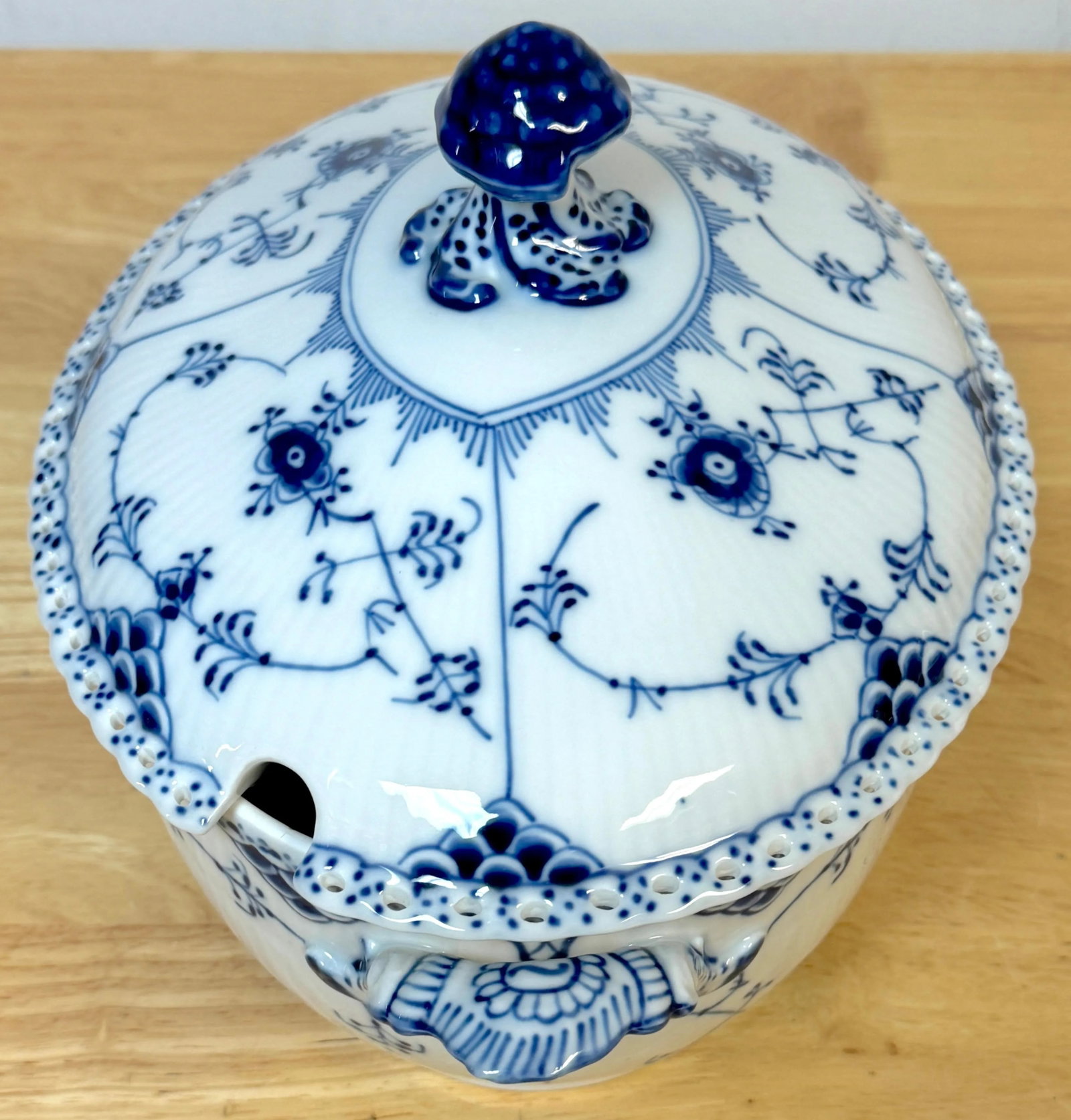 Royal Copenhagen Blue Fluted Half Lace Tureen with Lid 200CL - 12
