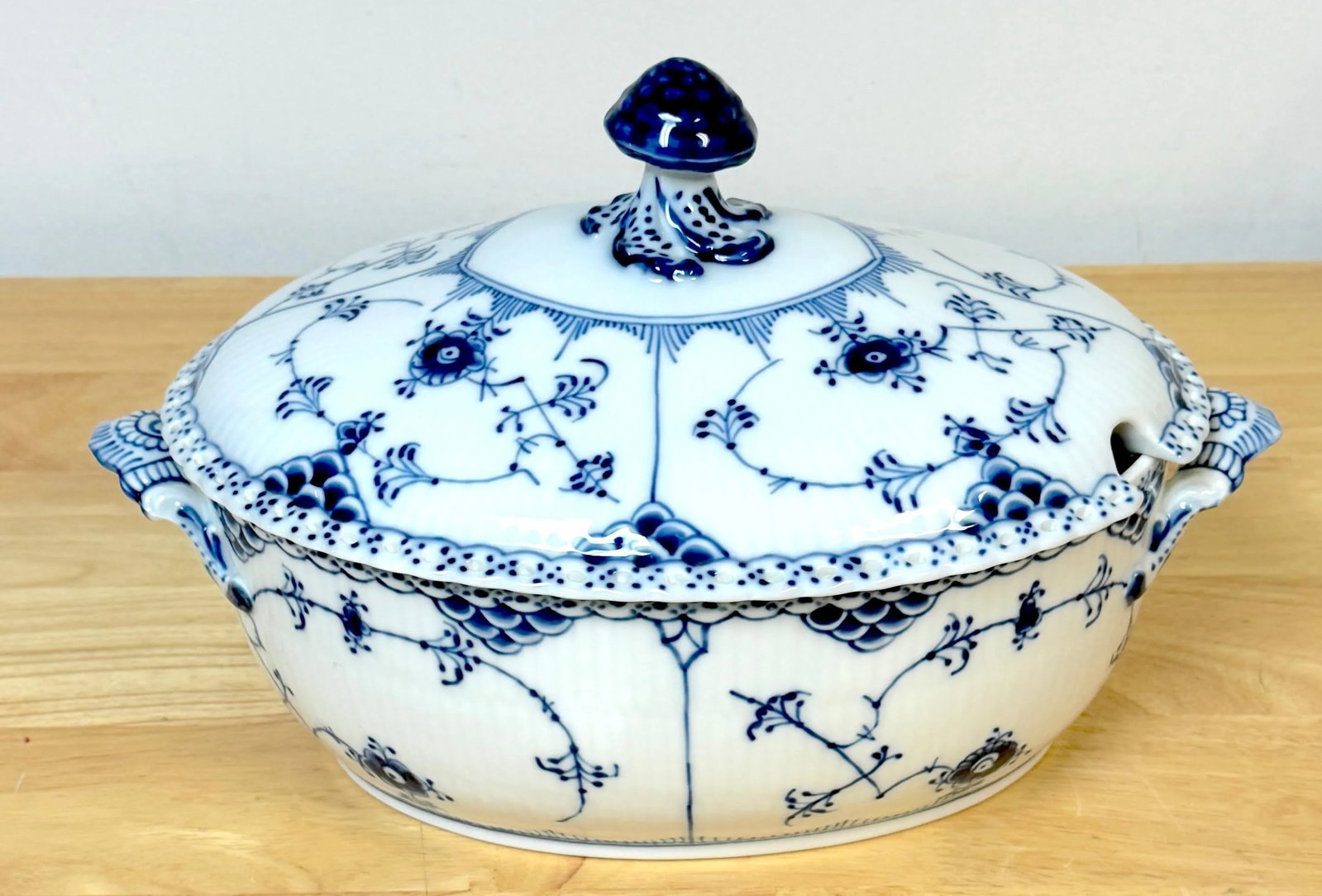 Royal Copenhagen Blue Fluted Half Lace Tureen with Lid 200CL - 5