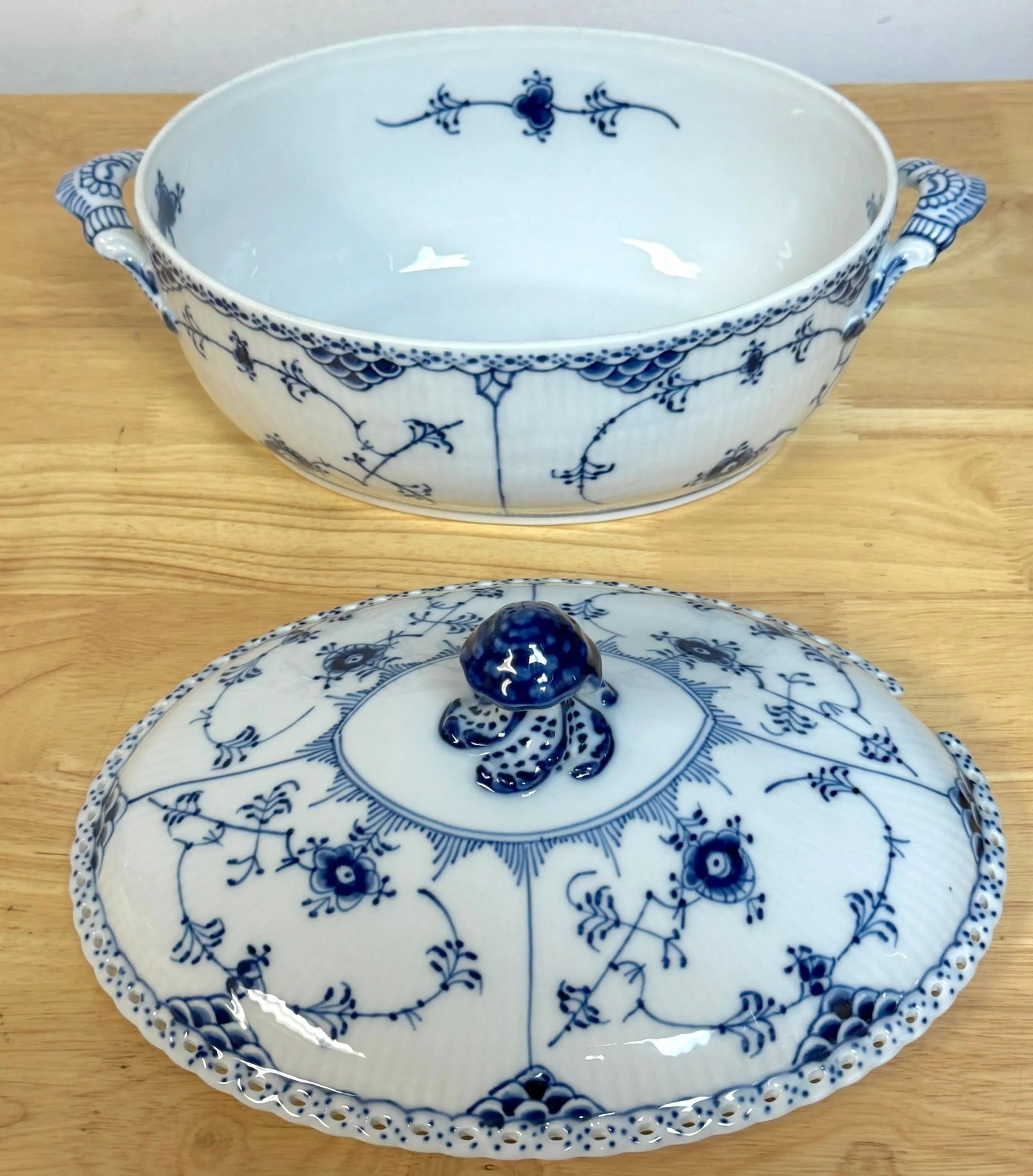 Royal Copenhagen Blue Fluted Half Lace Tureen with Lid 200CL - 9