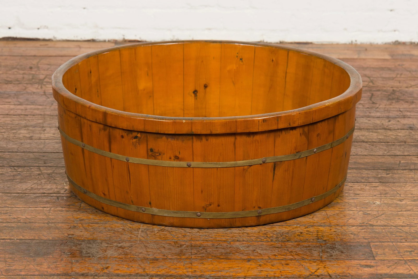 Chinese Qing Dynasty Period 19th Century Elm Round Rice Tray with Brass Braces - 4