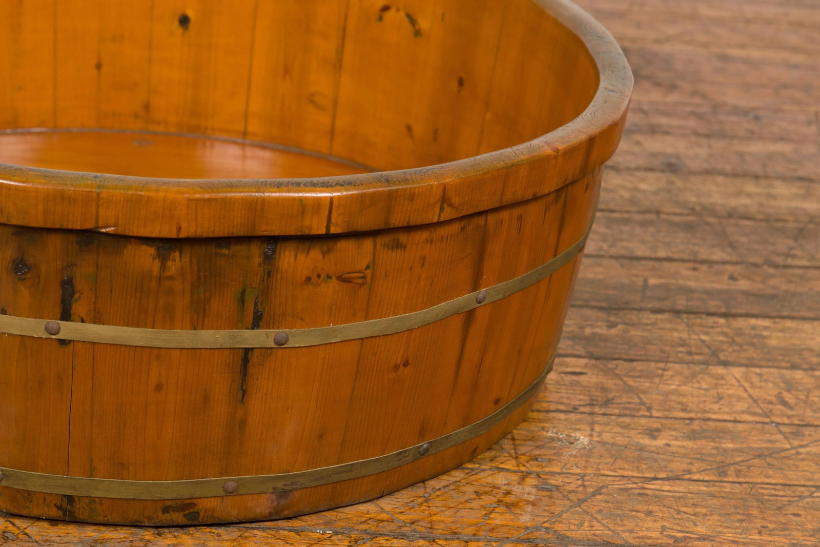 Chinese Qing Dynasty Period 19th Century Elm Round Rice Tray with Brass Braces - 9