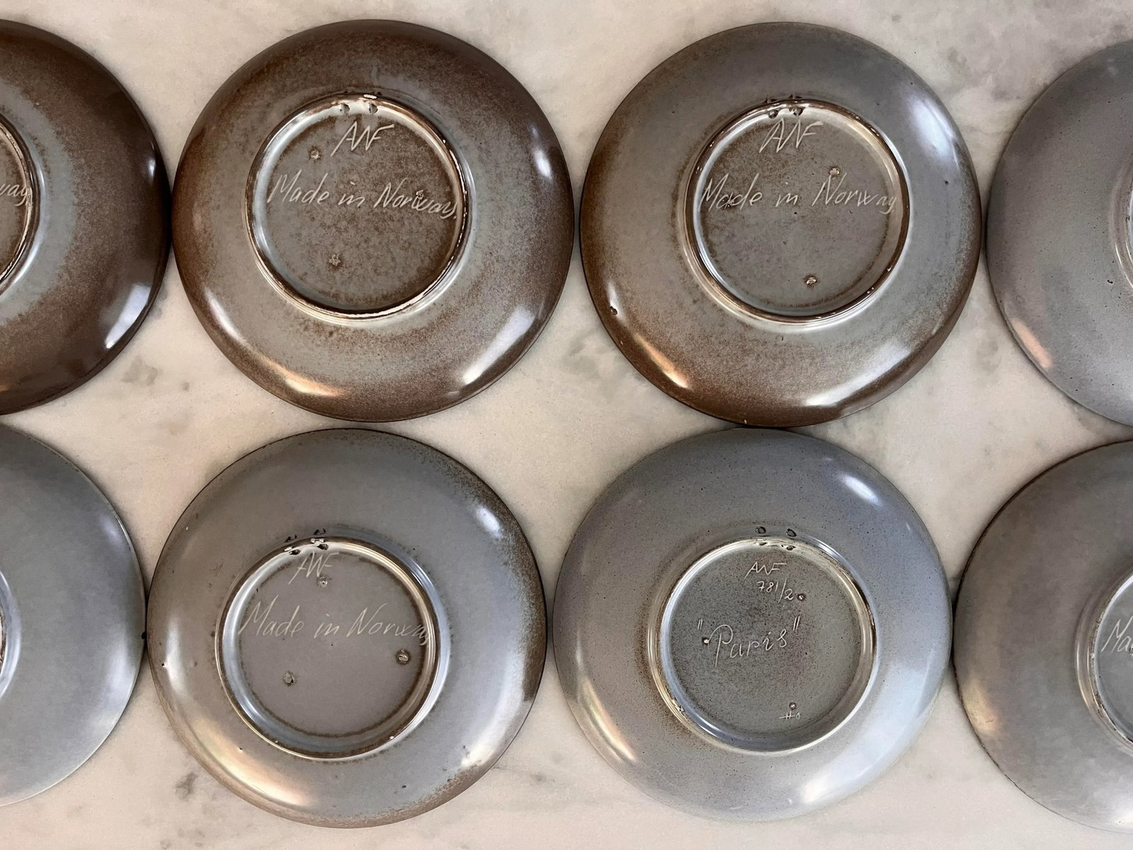 Set of 8 Mid Century Norwegian Pottery Plates by Arnold Wiigs Fabrikker - 11