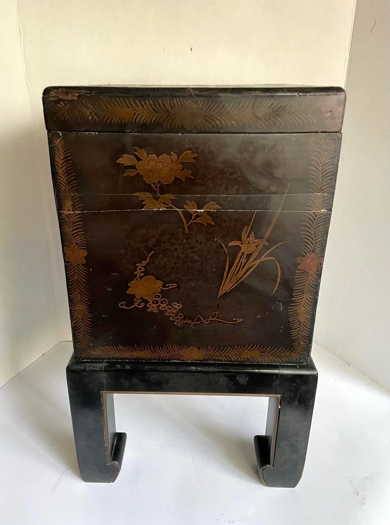 19th C. Late Meiji–TaishÅ Japanese Lacquer Hibachi Lidded Accent Cabinet on Stand - 10