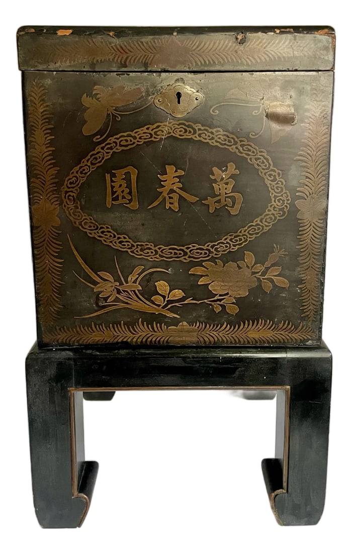 19th C. Late Meiji–TaishÅ Japanese Lacquer Hibachi Lidded Accent Cabinet on Stand: Here is a charming Japanese lacquer hibachi, made in the late Meiji–TaishÅ period (circa 1890–1920), now perfect to use as a lidded accent cabinet or decorative storage piece. The