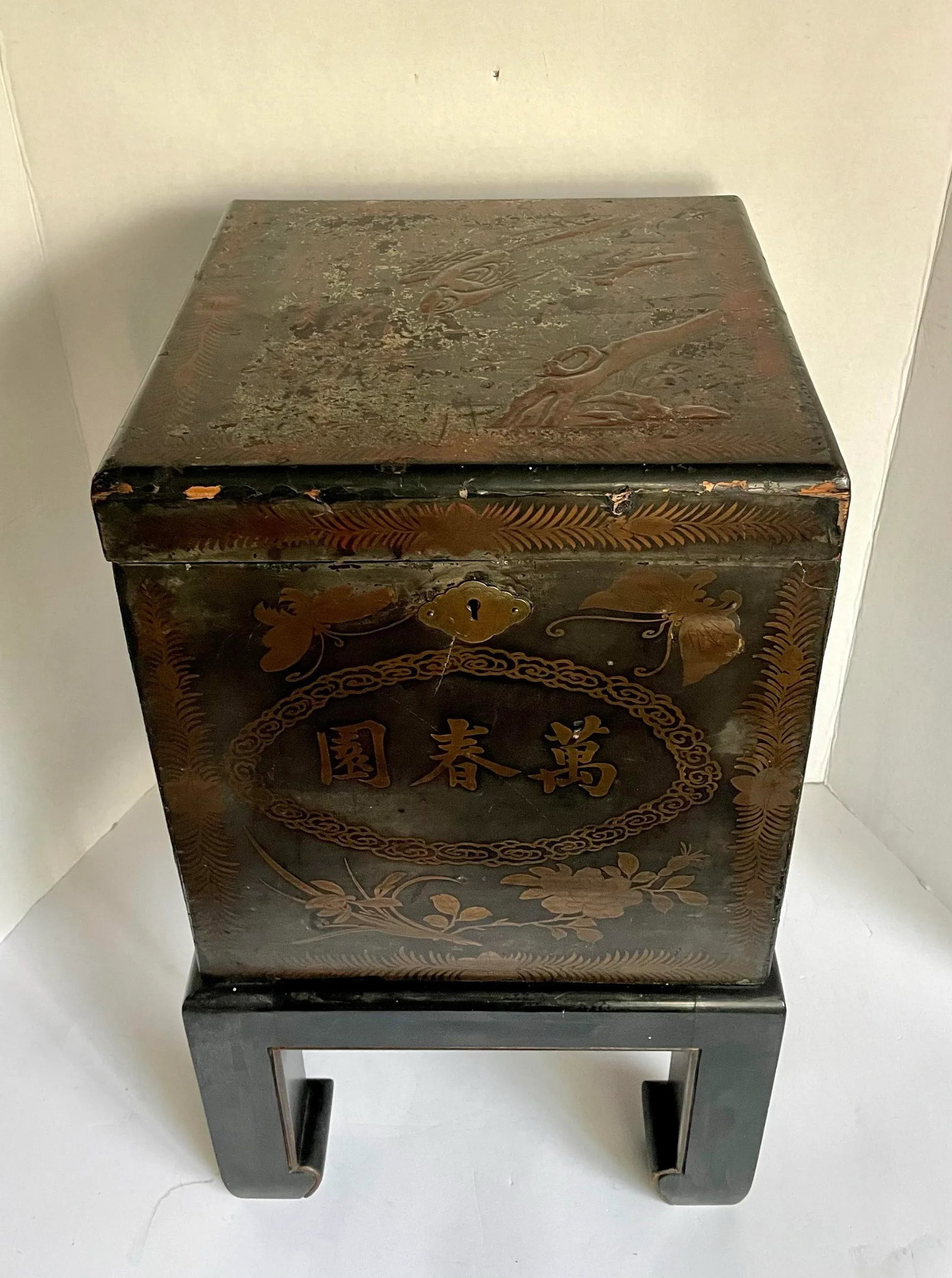 19th C. Late Meiji–TaishÅ Japanese Lacquer Hibachi Lidded Accent Cabinet on Stand - 3