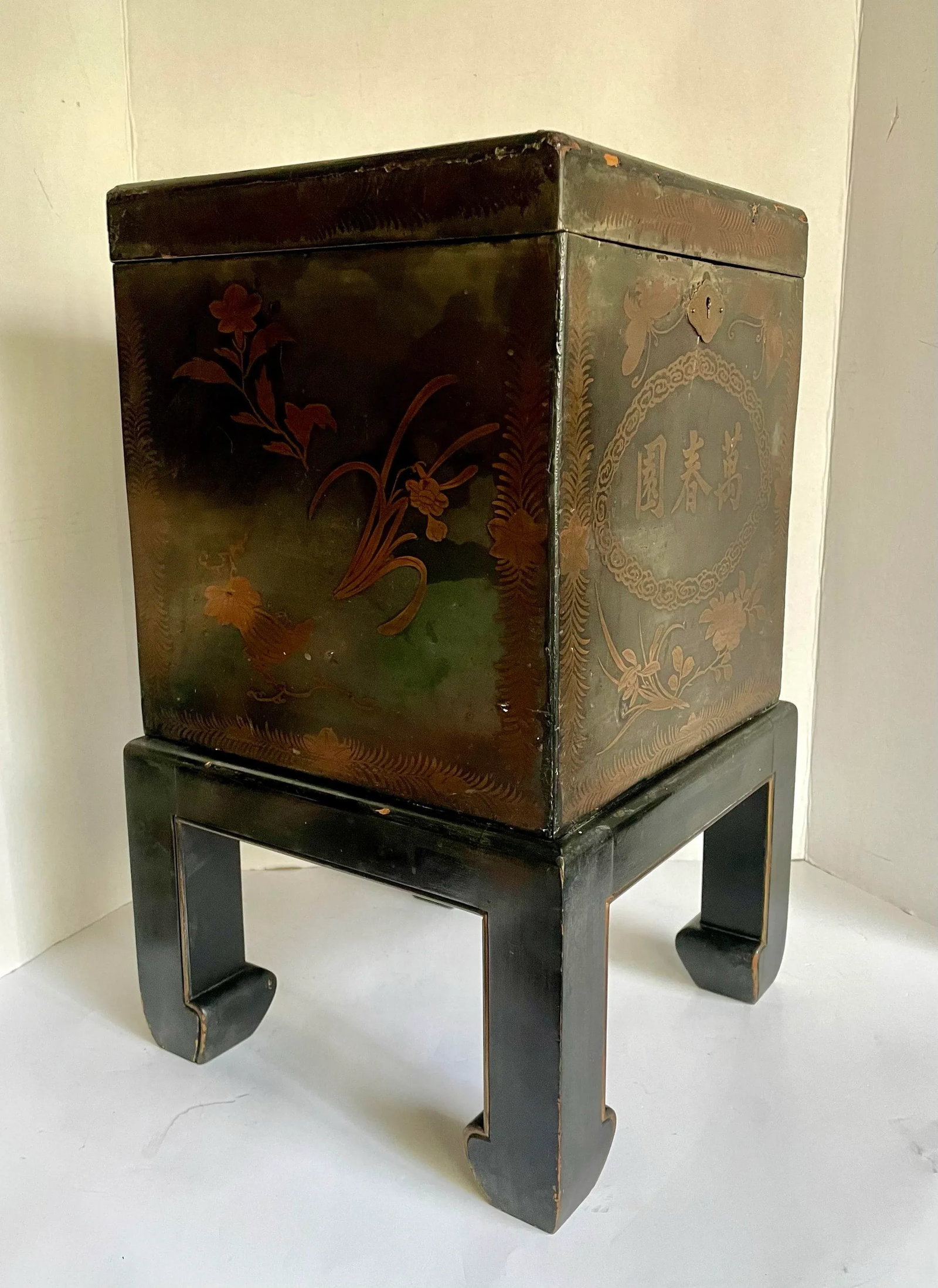 19th C. Late Meiji–TaishÅ Japanese Lacquer Hibachi Lidded Accent Cabinet on Stand - 4