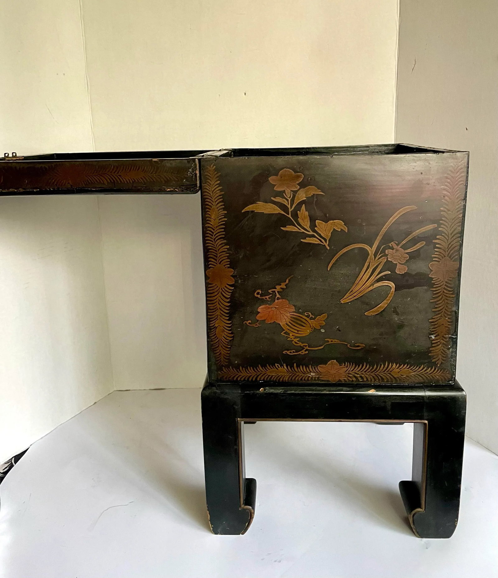 19th C. Late Meiji–TaishÅ Japanese Lacquer Hibachi Lidded Accent Cabinet on Stand - 5
