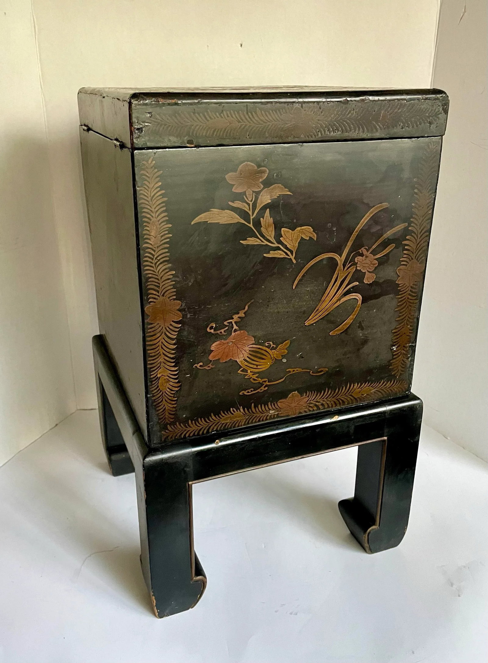 19th C. Late Meiji–TaishÅ Japanese Lacquer Hibachi Lidded Accent Cabinet on Stand - 6