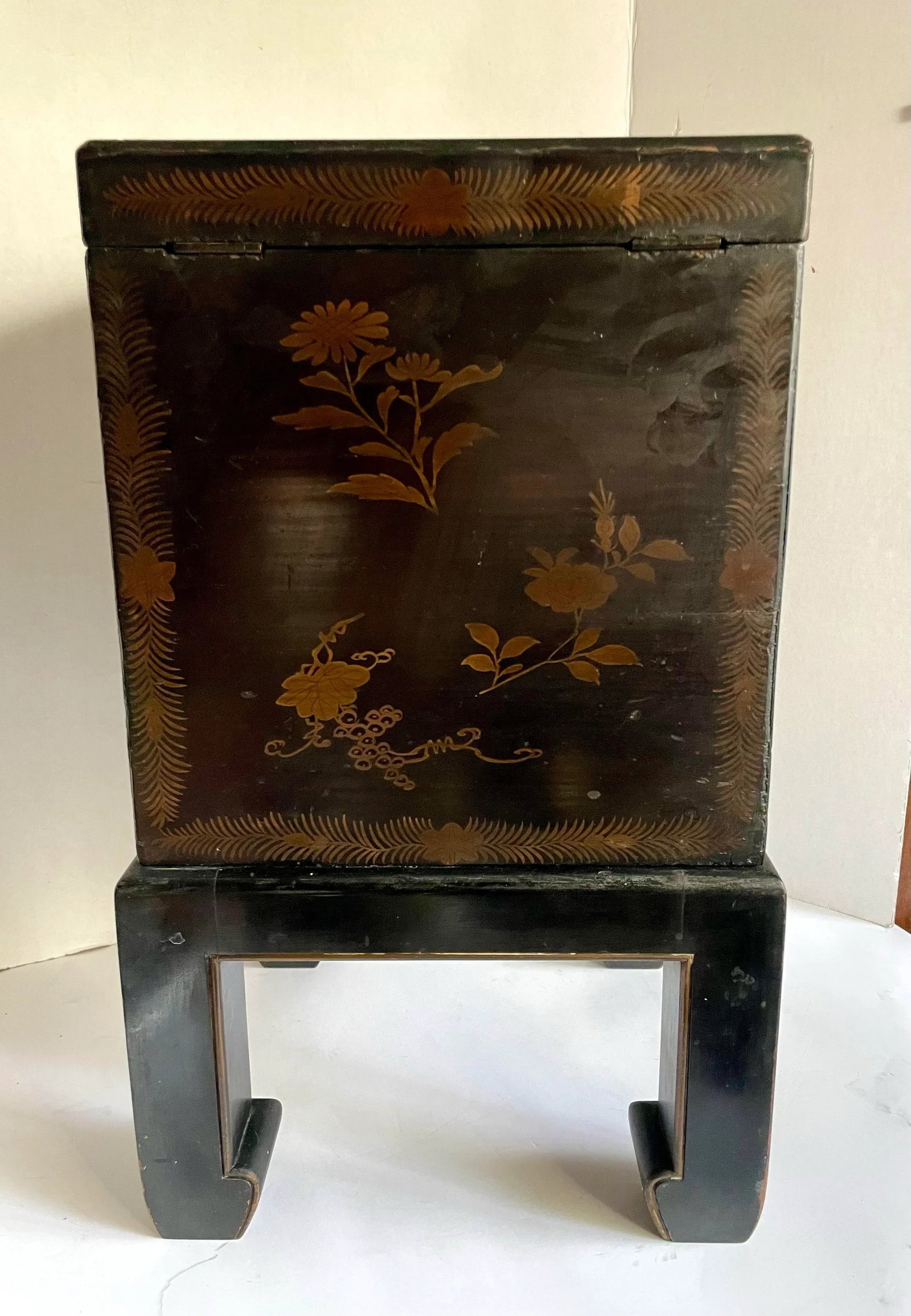 19th C. Late Meiji–TaishÅ Japanese Lacquer Hibachi Lidded Accent Cabinet on Stand - 8
