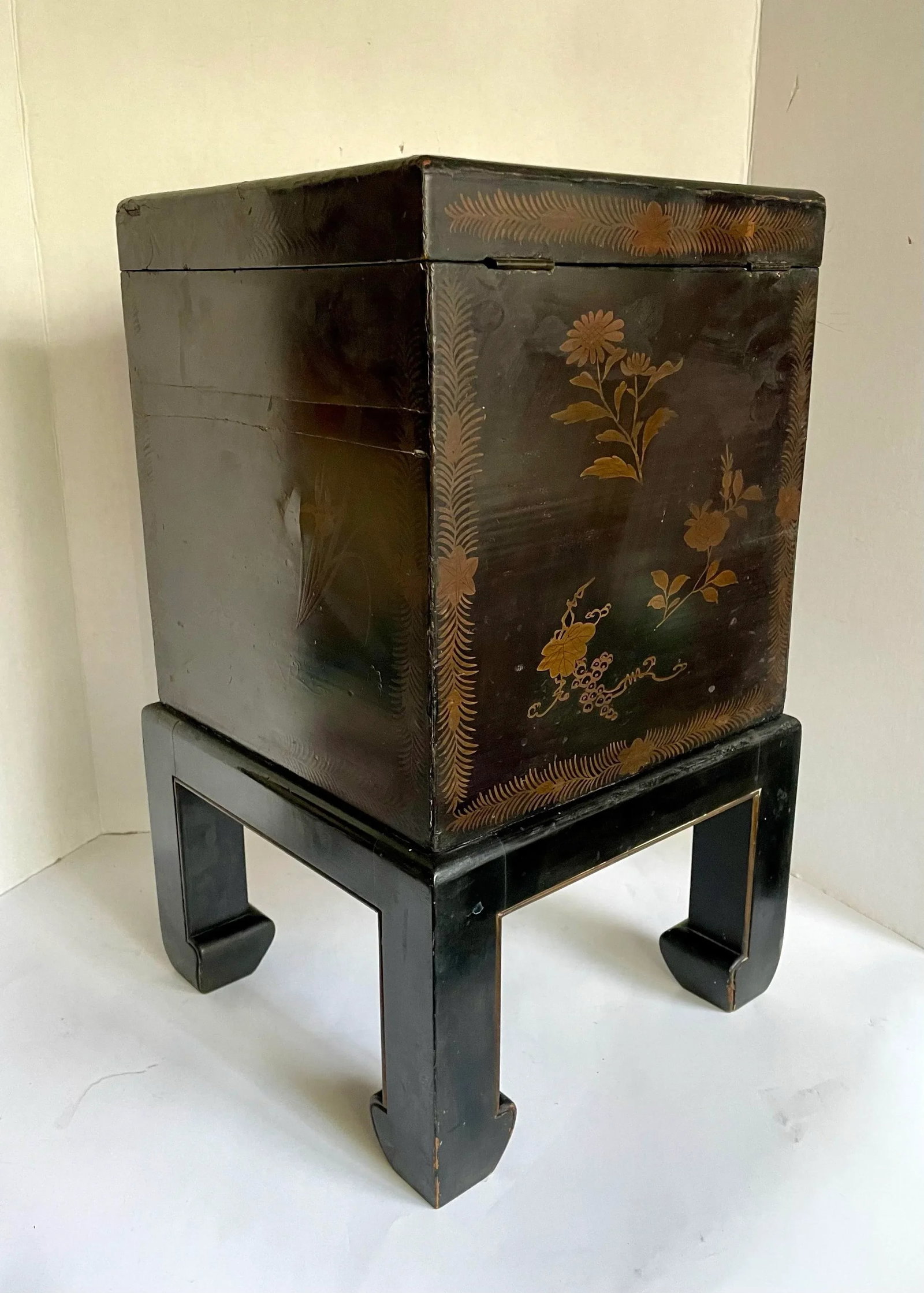 19th C. Late Meiji–TaishÅ Japanese Lacquer Hibachi Lidded Accent Cabinet on Stand - 9