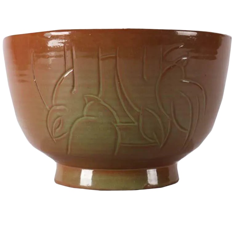 Mid-Century Modern Hand-Thrown Studio Pottery Bird Bowl by Randy Webb: Mid-Century Modern hand-thrown studio art pottery bowl by Randy Webb features incised stylized and abstract birds and foliate motif, signed on base "Webb", mid-20th century Provenance: Deaccessioned