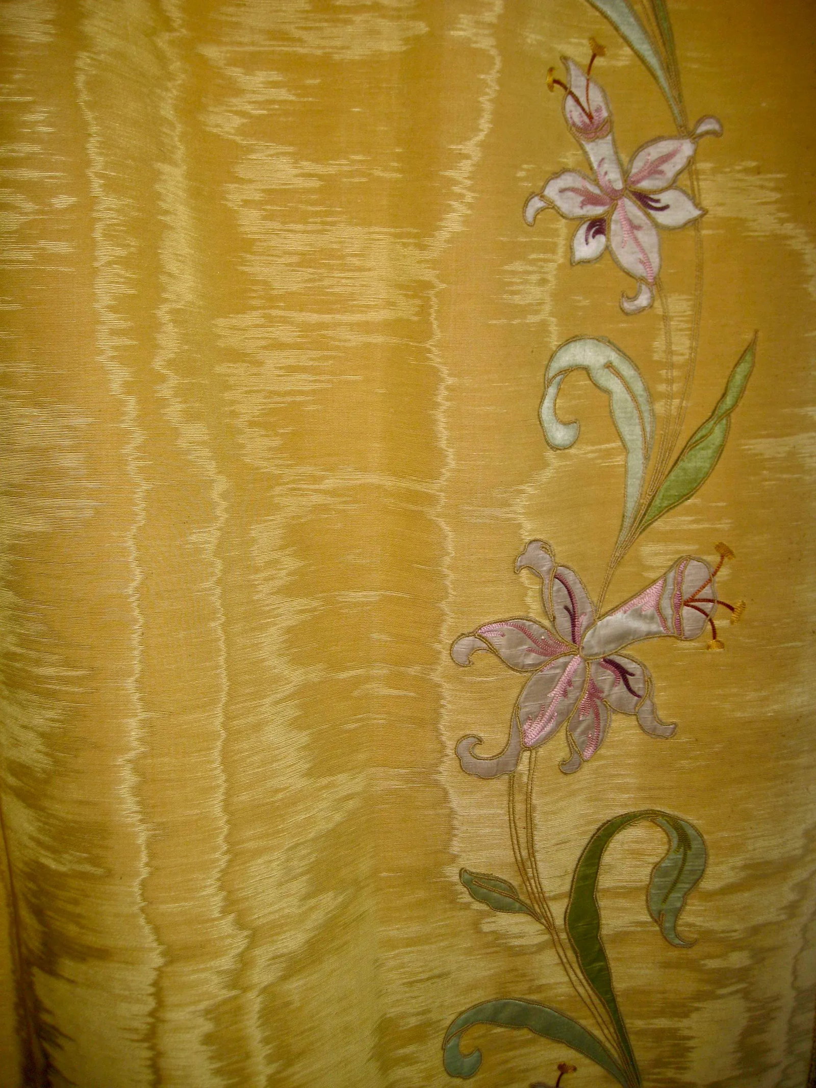Early 19th Century French Yellow Floral Moire Silk Castles Curtain- Drapes With Flowers Appliqué - 11