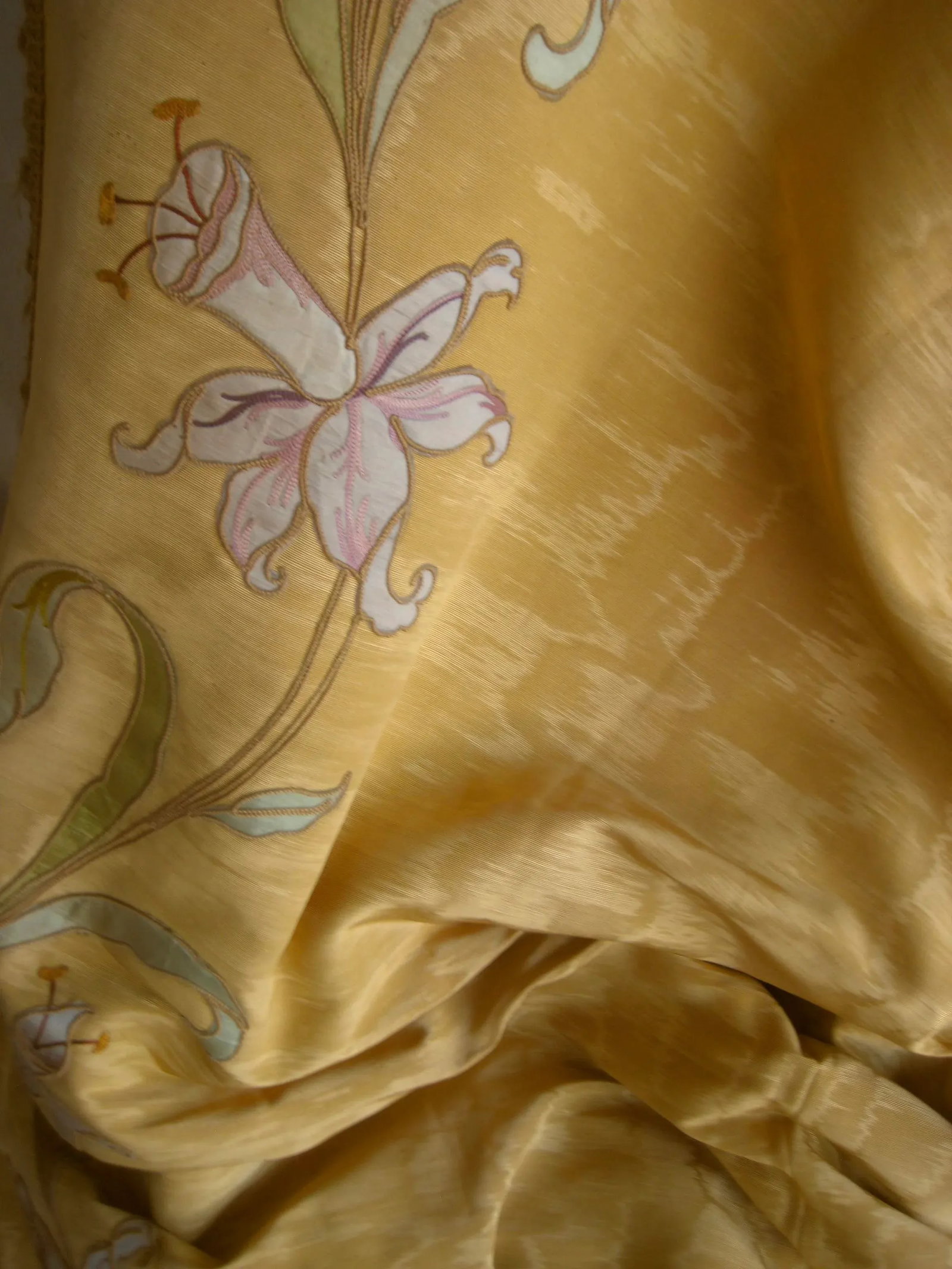 Early 19th Century French Yellow Floral Moire Silk Castles Curtain- Drapes With Flowers Appliqué - 3