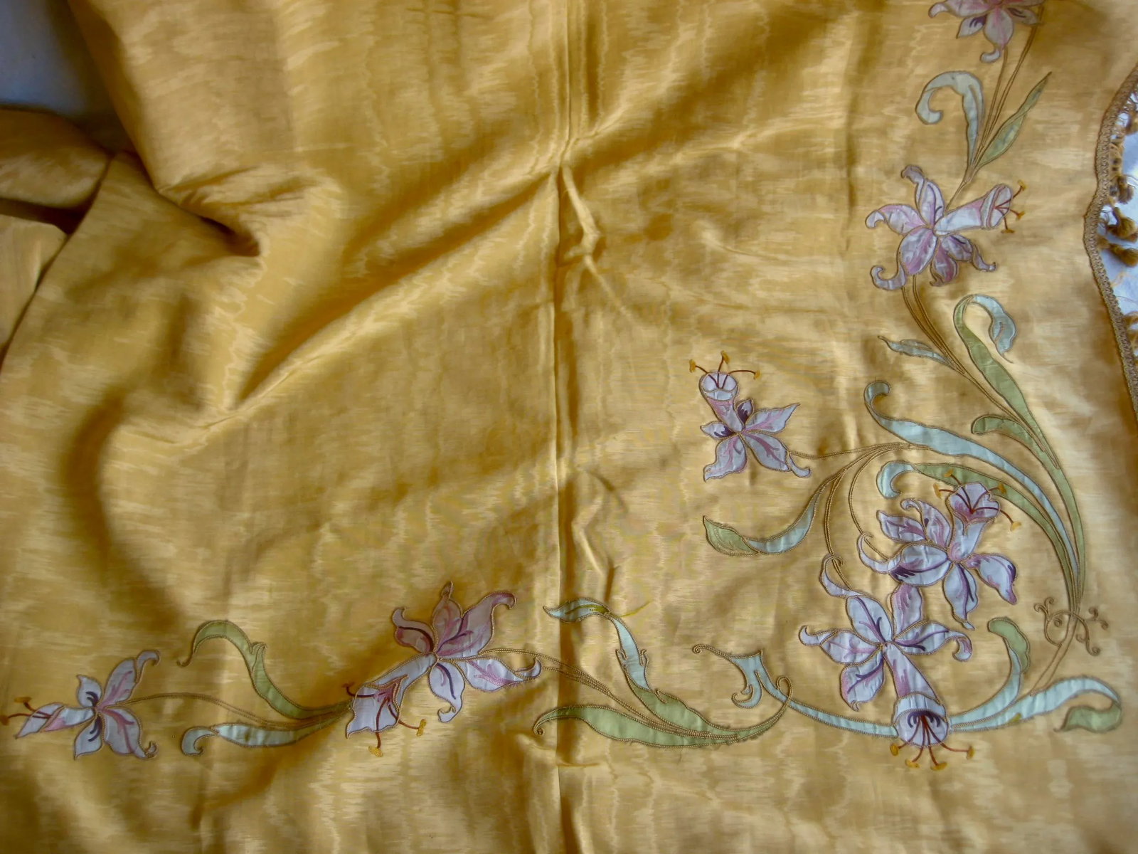 Early 19th Century French Yellow Floral Moire Silk Castles Curtain- Drapes With Flowers Appliqué - 4