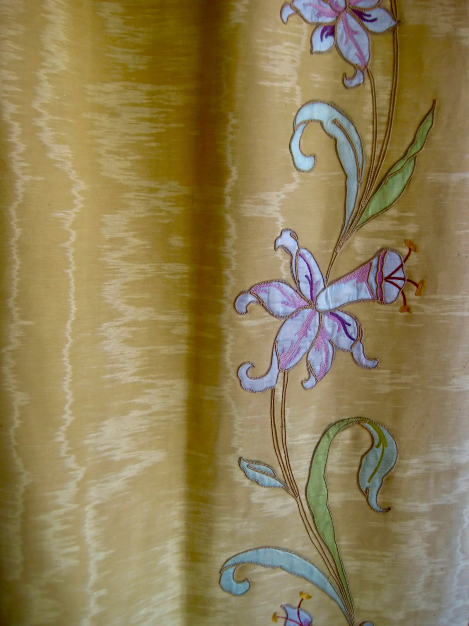 Early 19th Century French Yellow Floral Moire Silk Castles Curtain- Drapes With Flowers Appliqué - 5