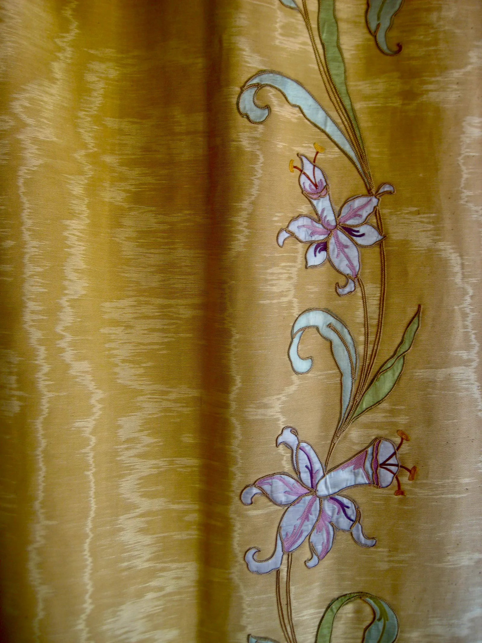 Early 19th Century French Yellow Floral Moire Silk Castles Curtain- Drapes With Flowers Appliqué - 6
