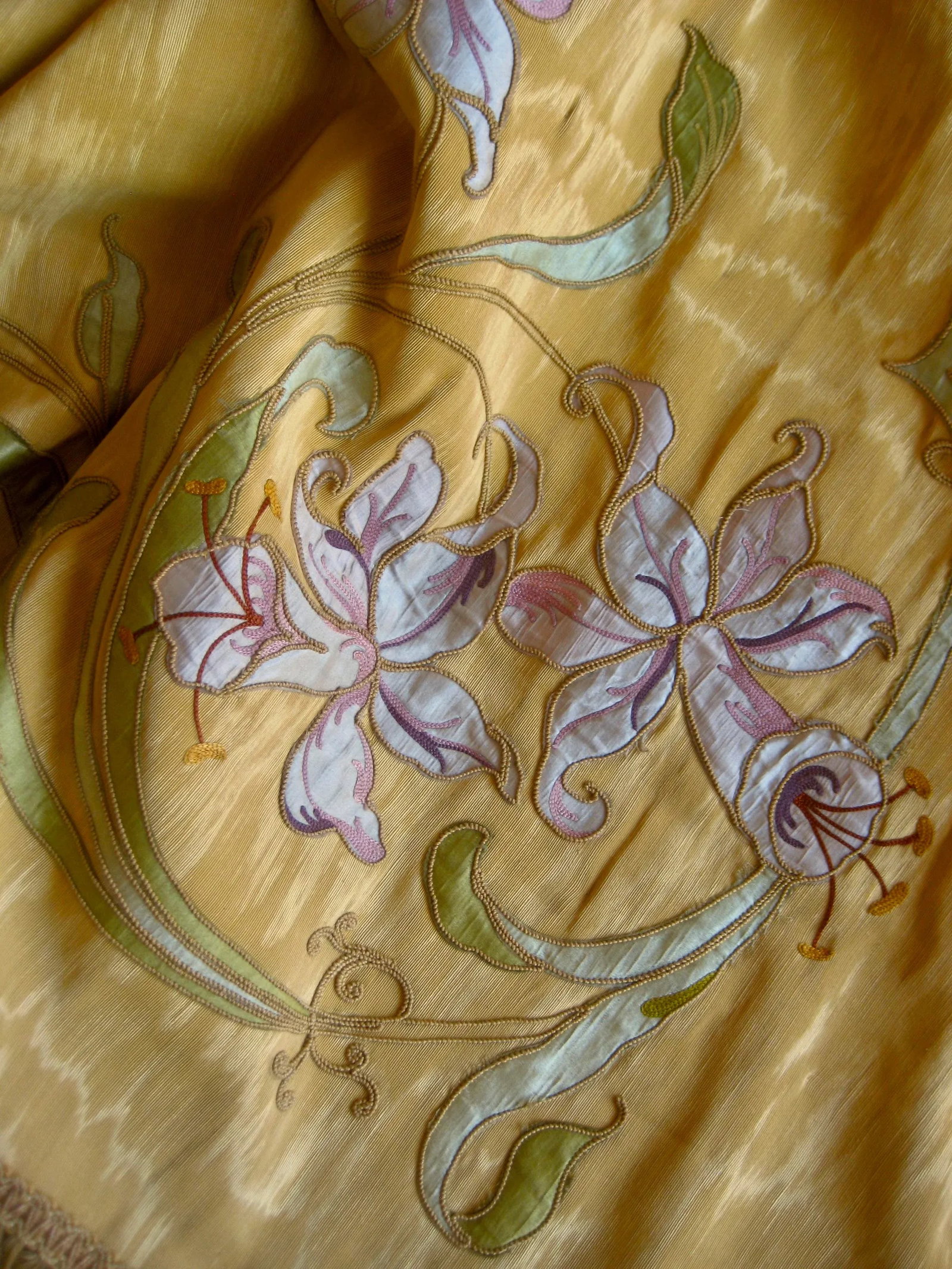 Early 19th Century French Yellow Floral Moire Silk Castles Curtain- Drapes With Flowers Appliqué - 7
