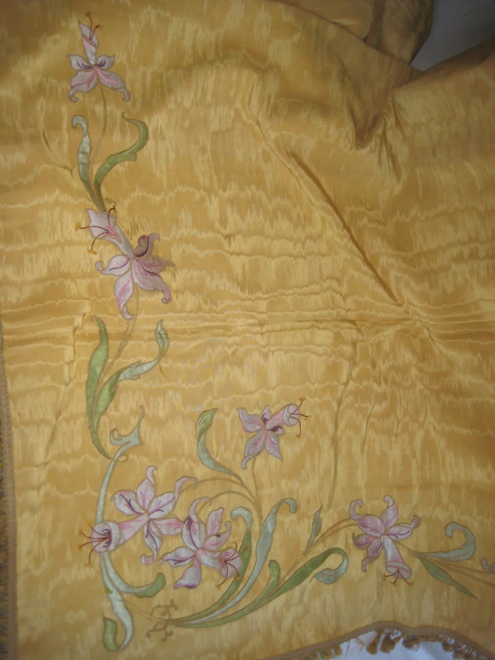 Early 19th Century French Yellow Floral Moire Silk Castles Curtain- Drapes With Flowers Appliqué - 8