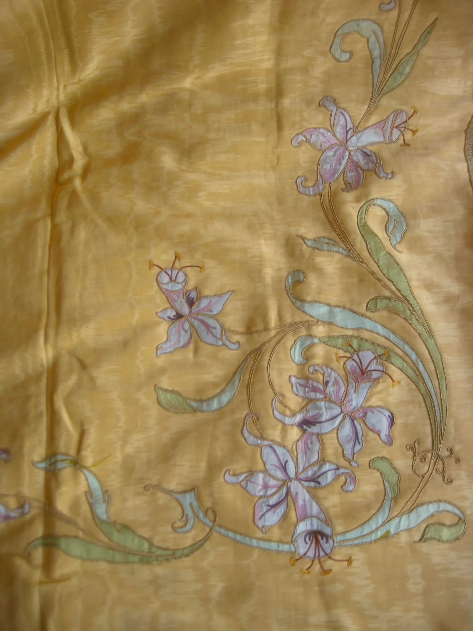 Early 19th Century French Yellow Floral Moire Silk Castles Curtain- Drapes With Flowers Appliqué - 9