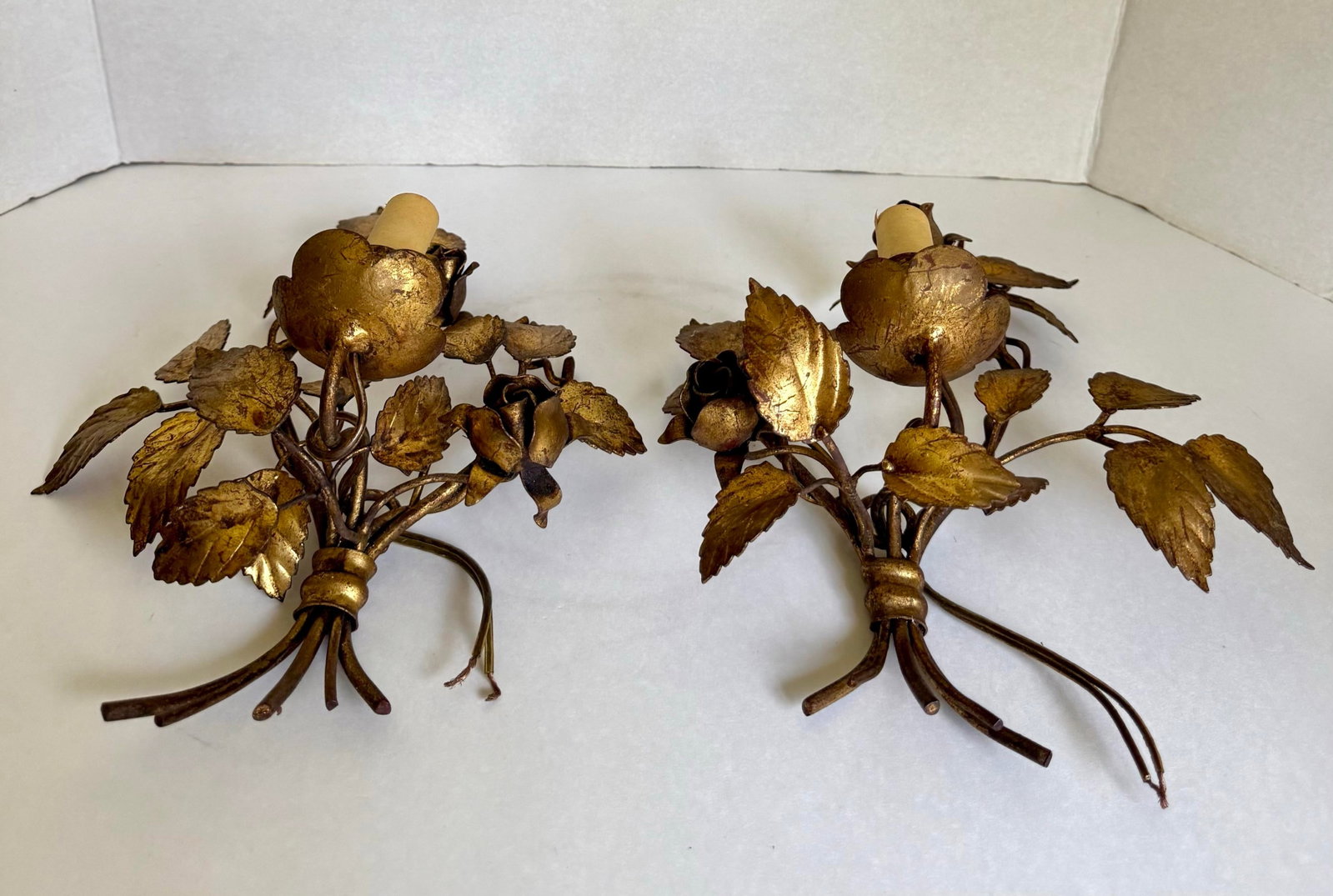1950s Pair of Italian Florentine Hollywood Regency Gilt Metal Rose Wall Sconces - 10