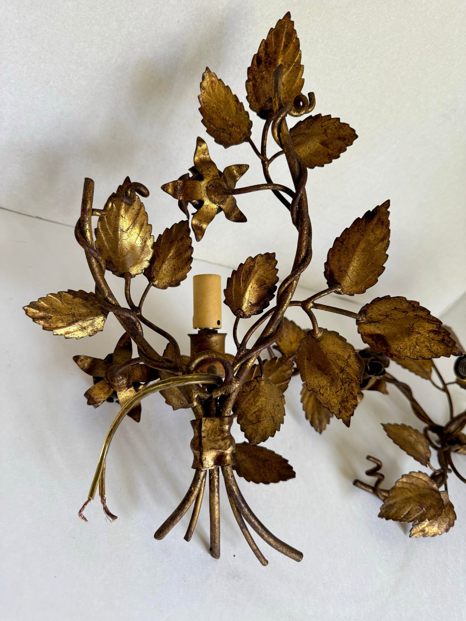 1950s Pair of Italian Florentine Hollywood Regency Gilt Metal Rose Wall Sconces - 11