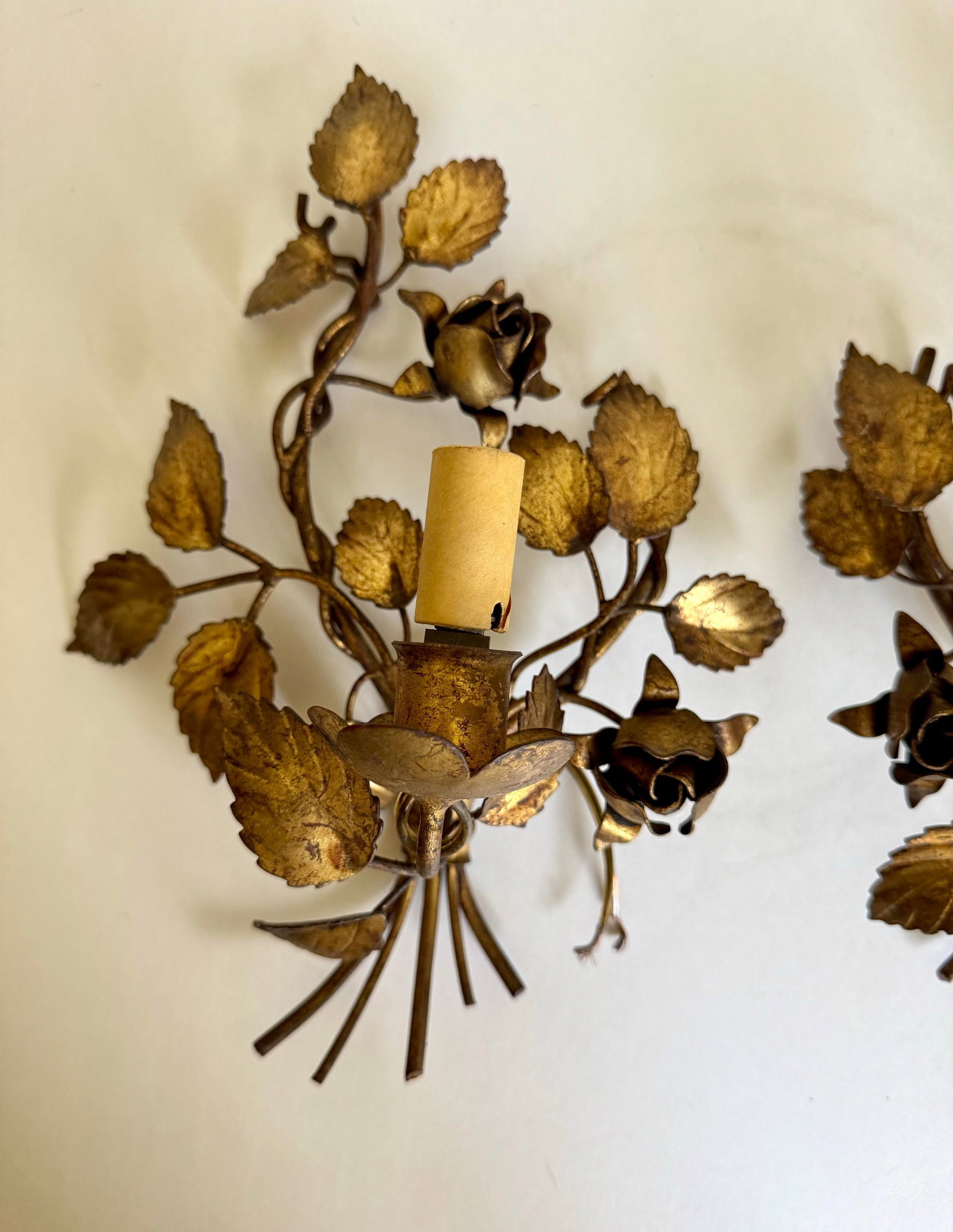 1950s Pair of Italian Florentine Hollywood Regency Gilt Metal Rose Wall Sconces - 2