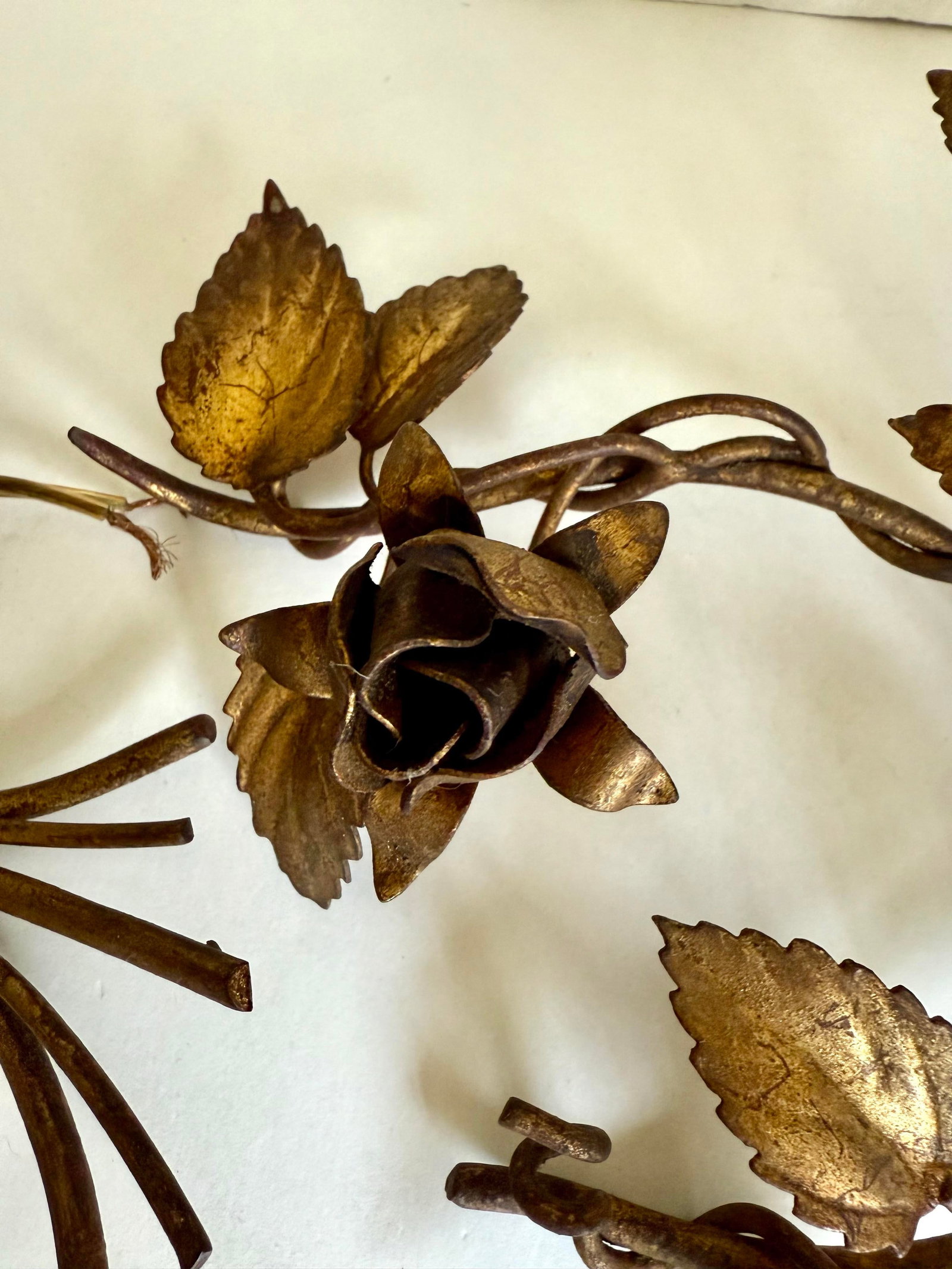 1950s Pair of Italian Florentine Hollywood Regency Gilt Metal Rose Wall Sconces - 3
