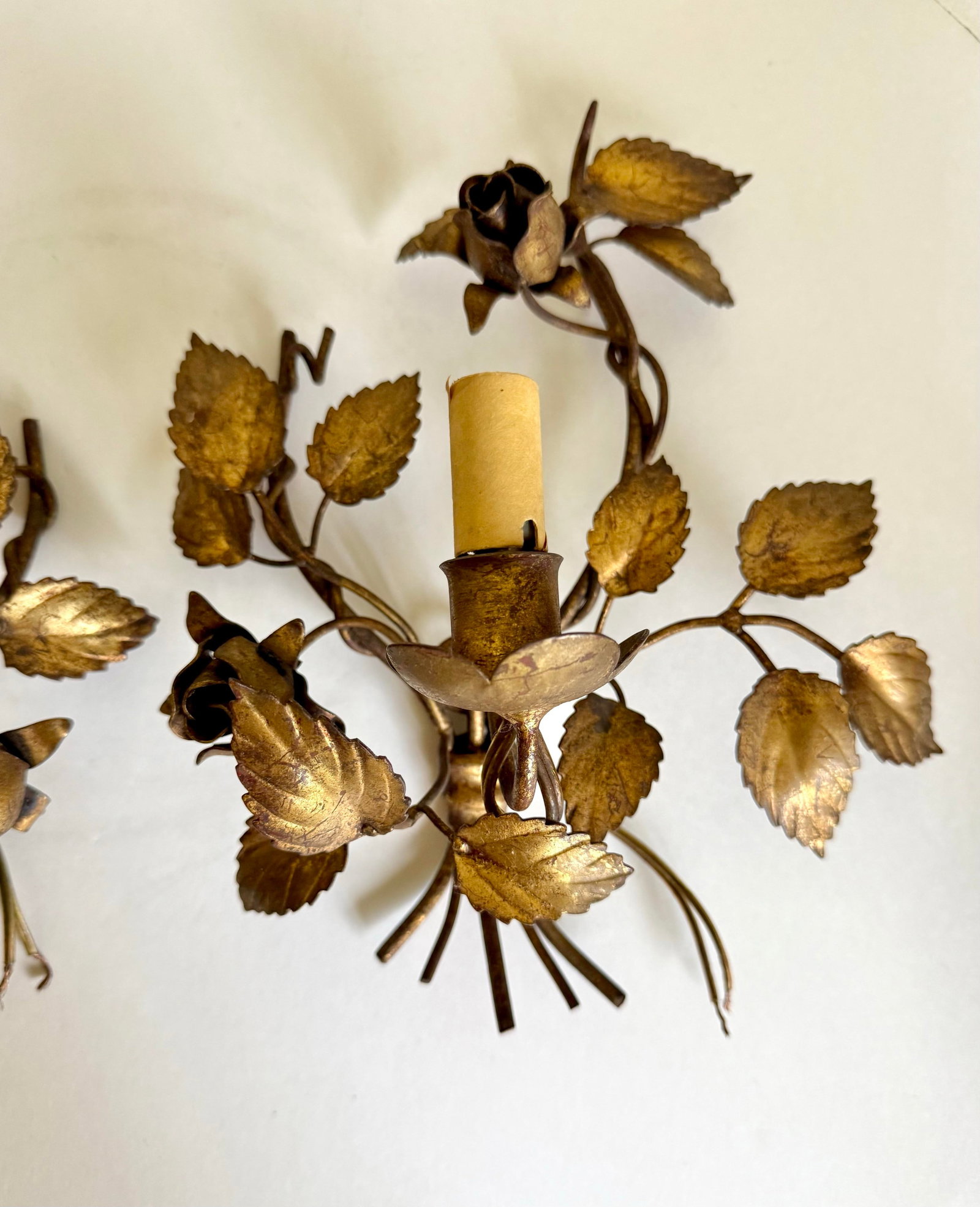 1950s Pair of Italian Florentine Hollywood Regency Gilt Metal Rose Wall Sconces - 4