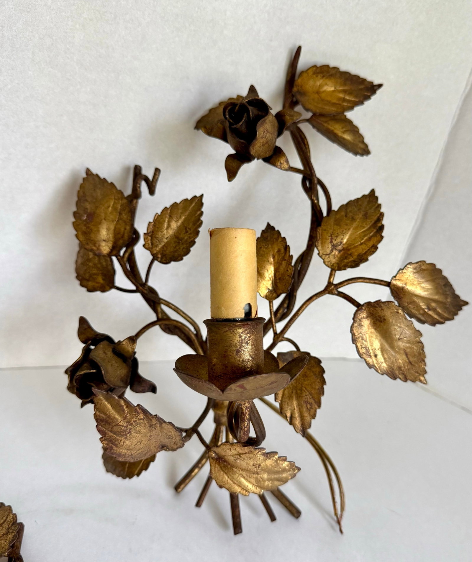 1950s Pair of Italian Florentine Hollywood Regency Gilt Metal Rose Wall Sconces - 5