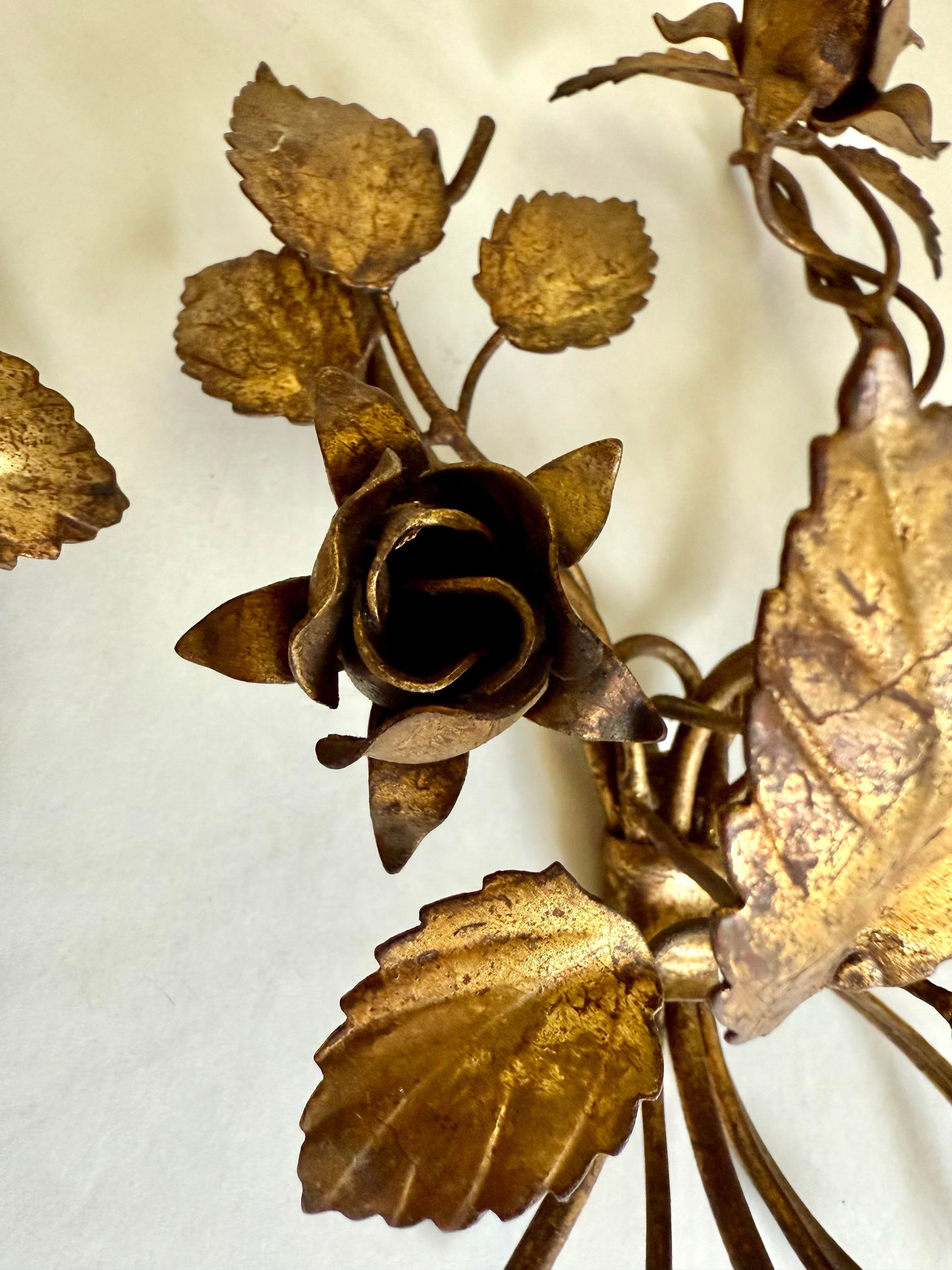 1950s Pair of Italian Florentine Hollywood Regency Gilt Metal Rose Wall Sconces - 6