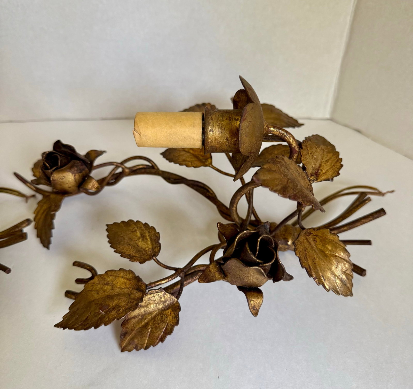 1950s Pair of Italian Florentine Hollywood Regency Gilt Metal Rose Wall Sconces - 7