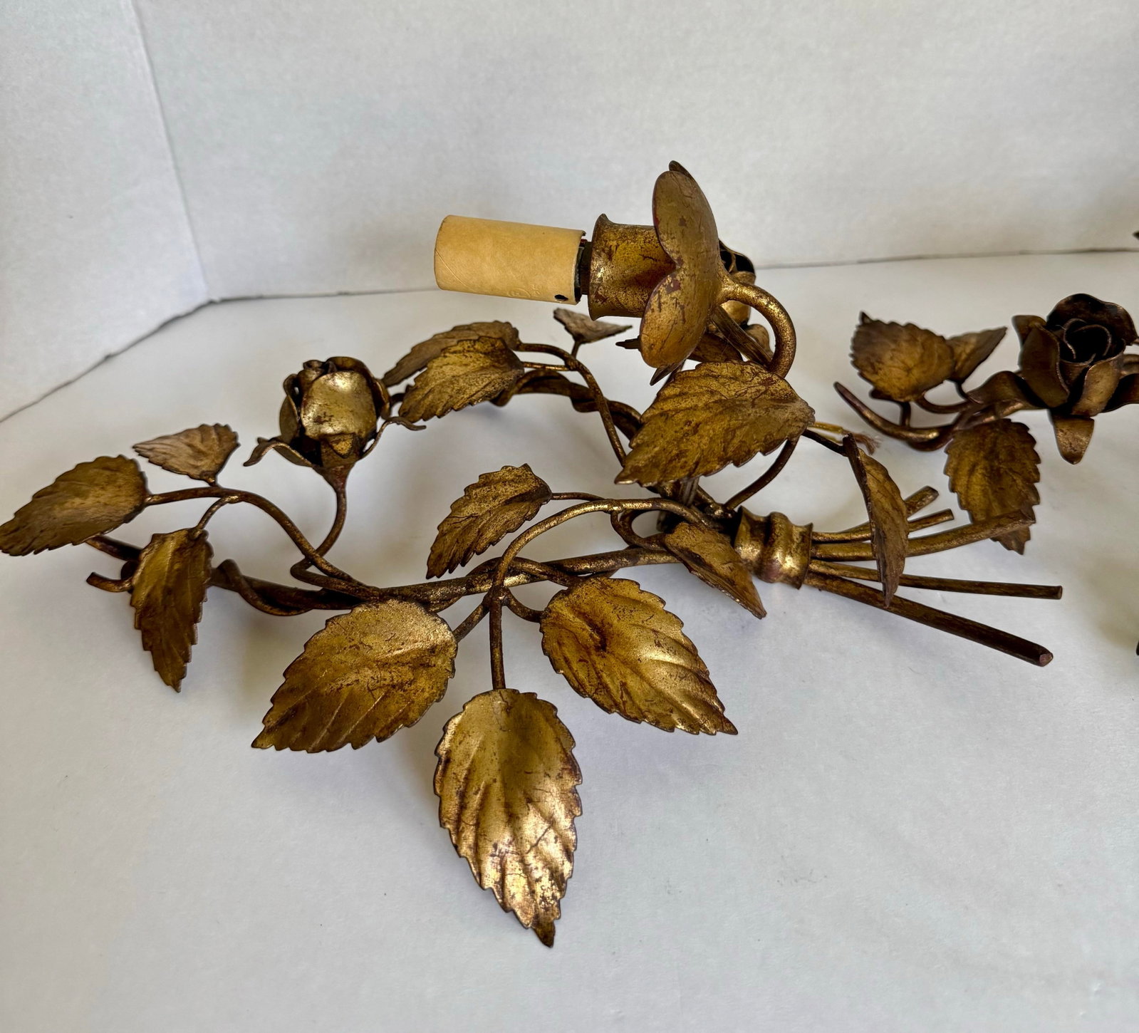 1950s Pair of Italian Florentine Hollywood Regency Gilt Metal Rose Wall Sconces - 8