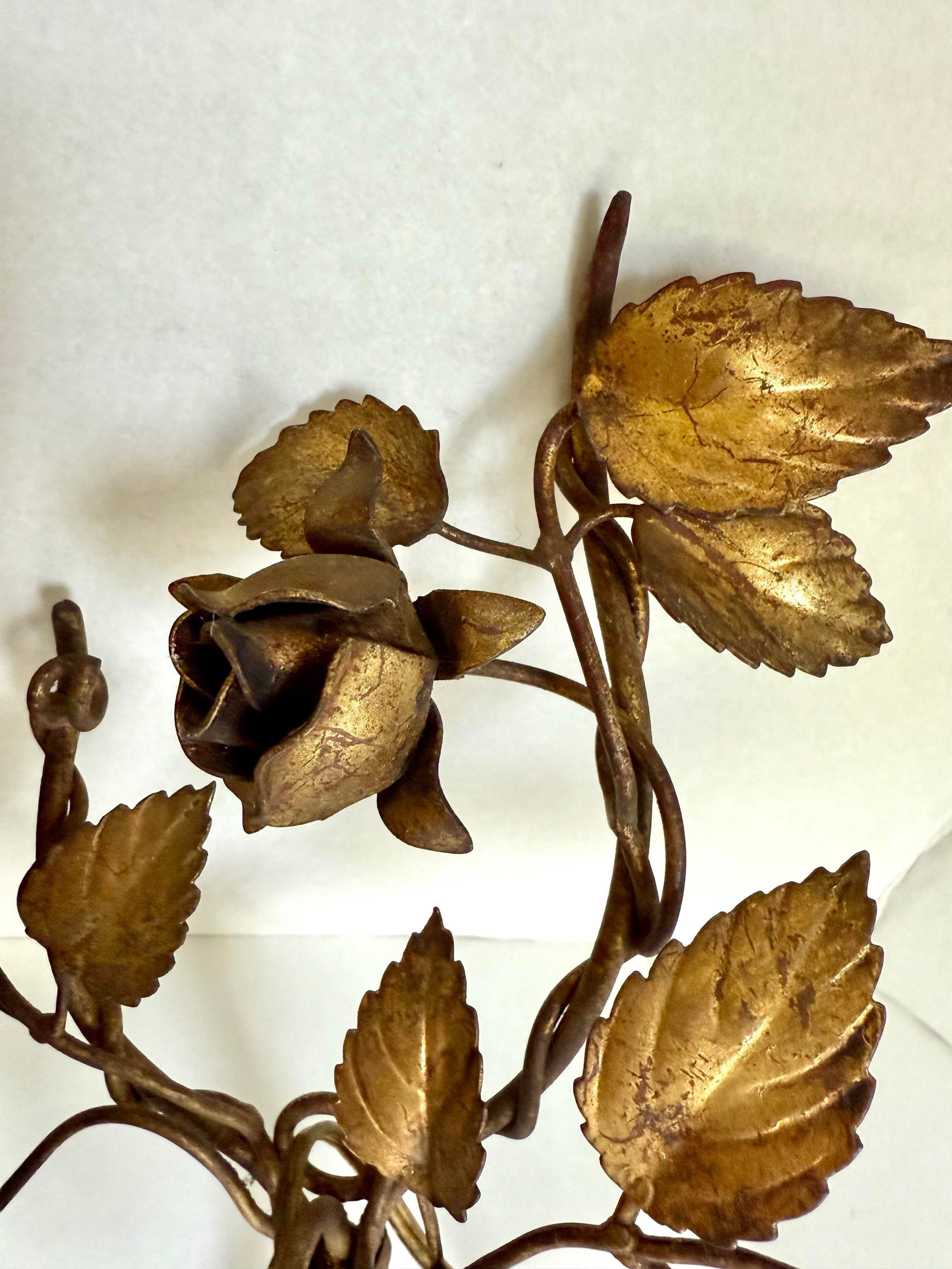 1950s Pair of Italian Florentine Hollywood Regency Gilt Metal Rose Wall Sconces - 9
