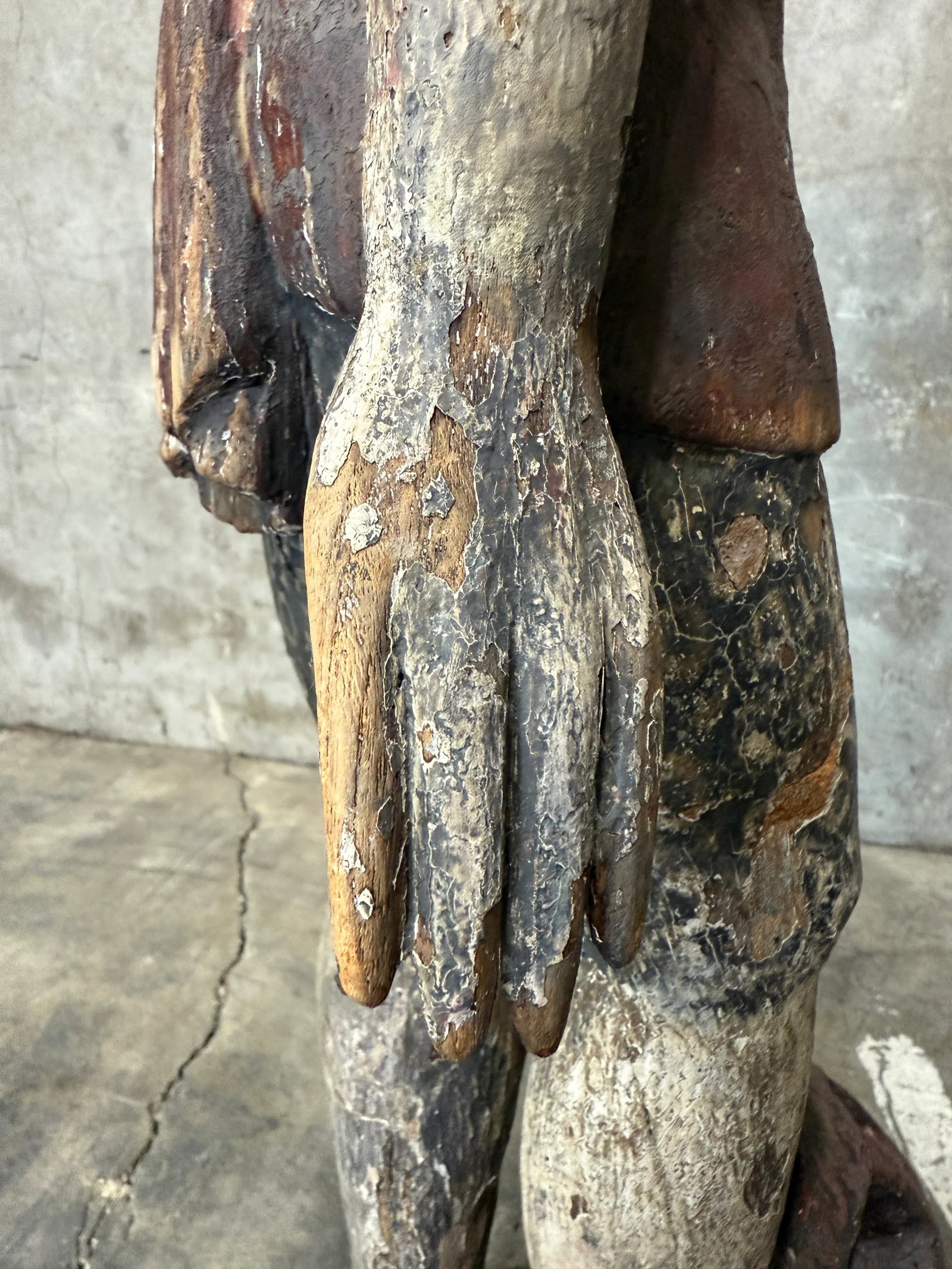 Late 20th Century Pair of Balinese Statues in Playful Tandem - 10