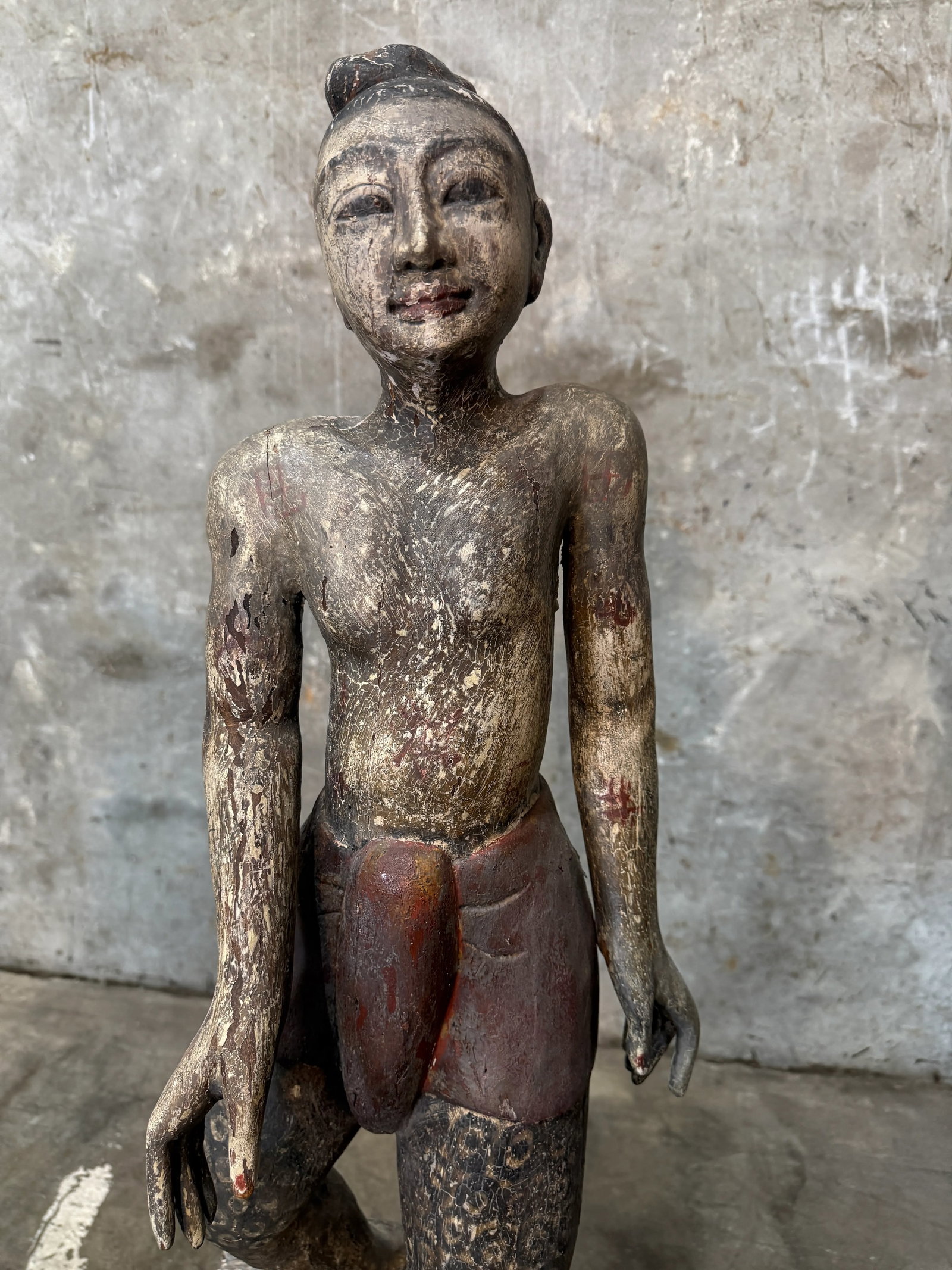 Late 20th Century Pair of Balinese Statues in Playful Tandem - 13