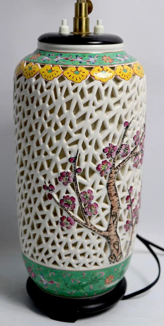 Reticulated Blanc De Chine and Polychrome Porcelain Table Lamp. - 10