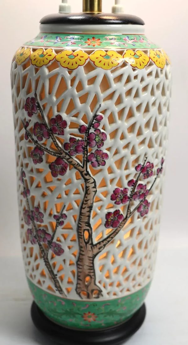 Reticulated Blanc De Chine and Polychrome Porcelain Table Lamp. - 5