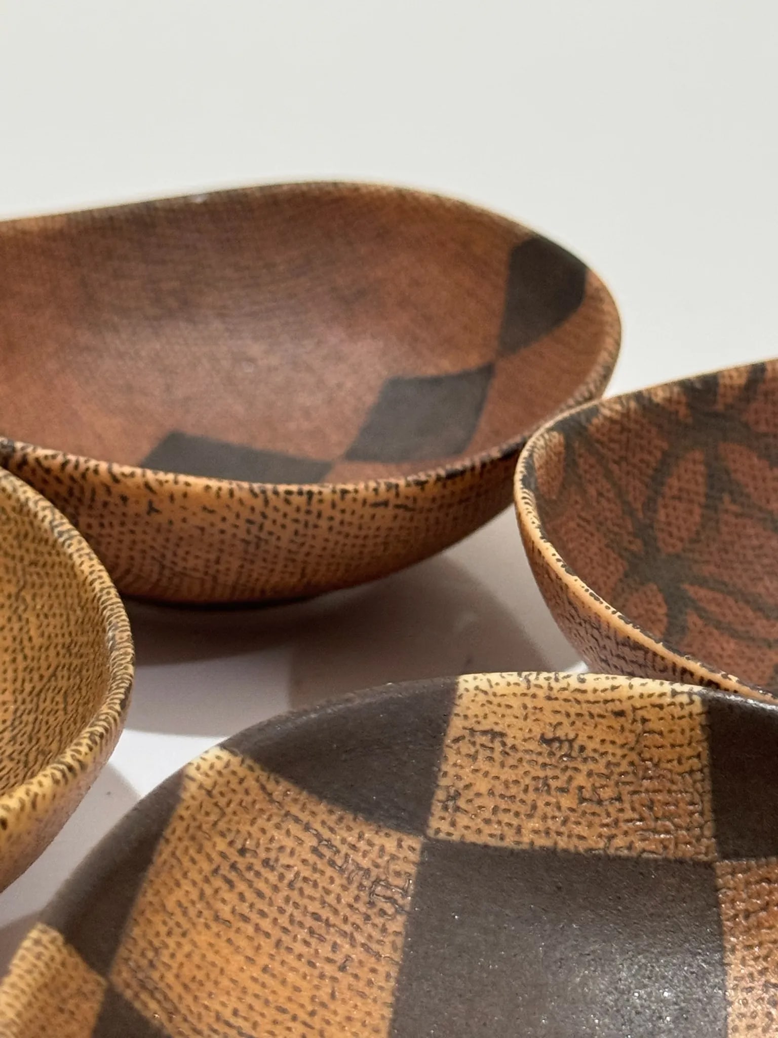 Set of 4 Japanese Studio Pottery Bowls – Hand-Painted Geometric Designs, Signed - 10