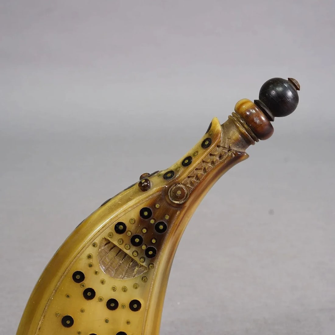 Antique Powder Flask Made of Horn With Decorations, Germany 19th Century - 3