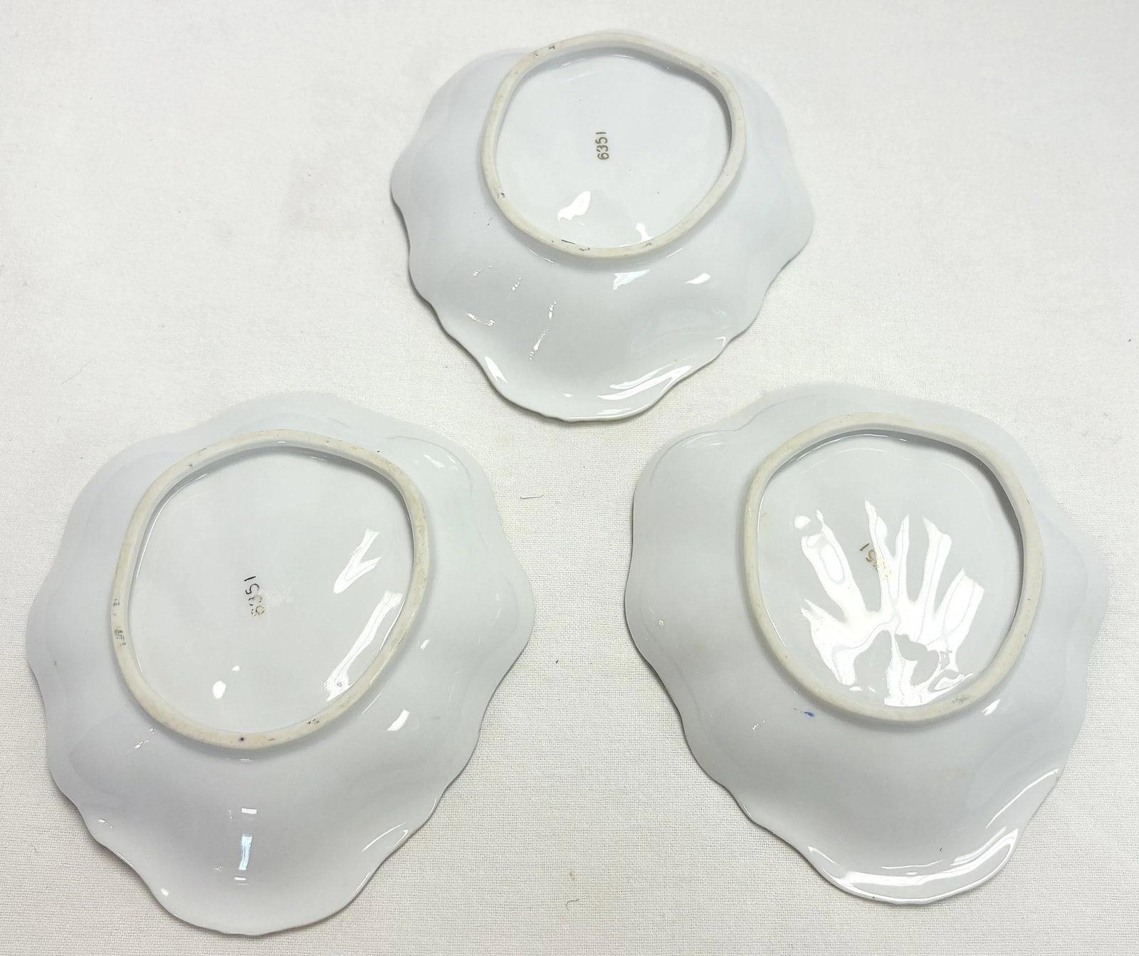 1950's Traditional Imari Porcelain Oyster Dishes- Set of 3 - 14
