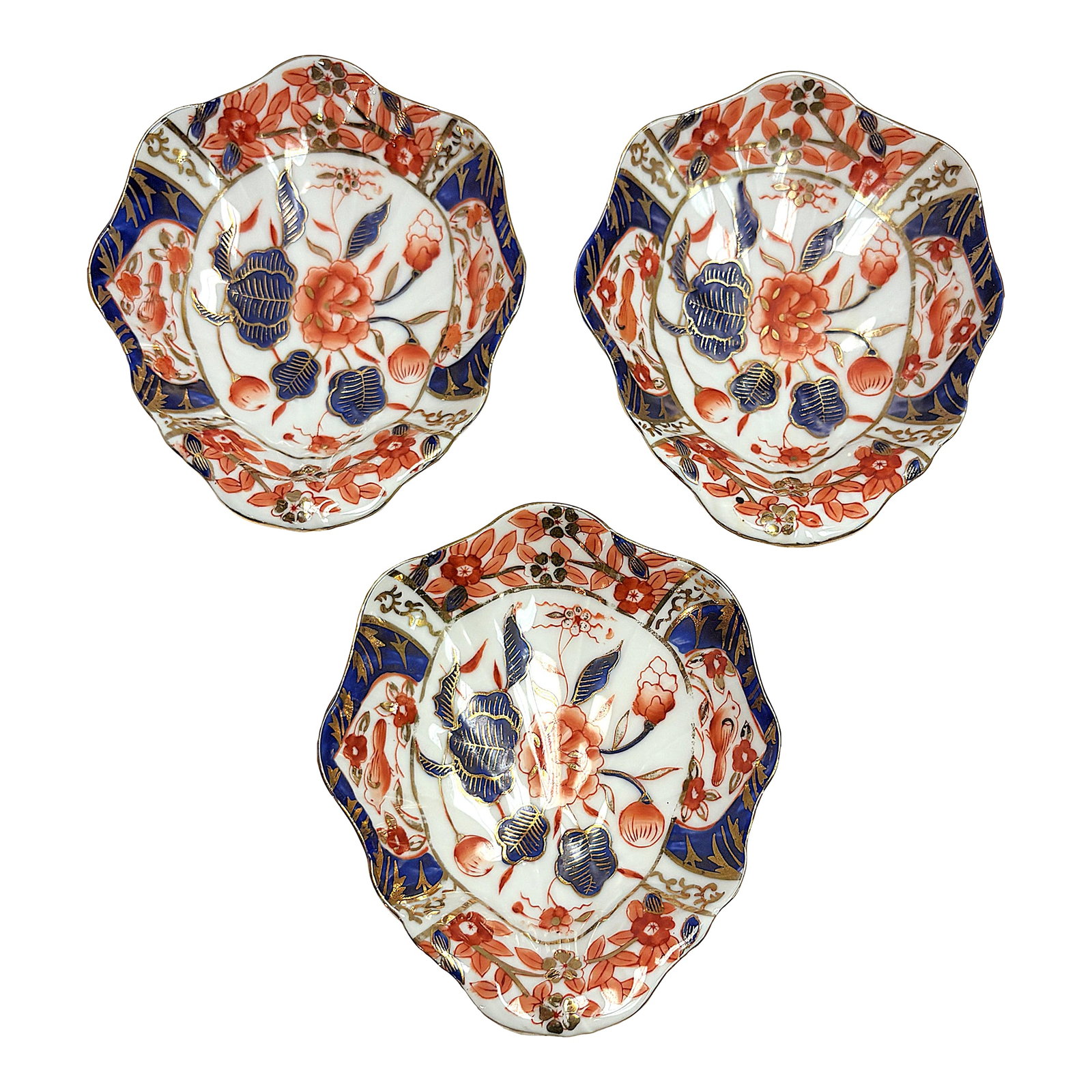 1950's Traditional Imari Porcelain Oyster Dishes- Set of 3: Great set of three Imari English porcelain oyster dishes from the 1950's. They are not marked, but each is numbered on the reverse '6351.' These look great hung on the wall, or use to serve guests at