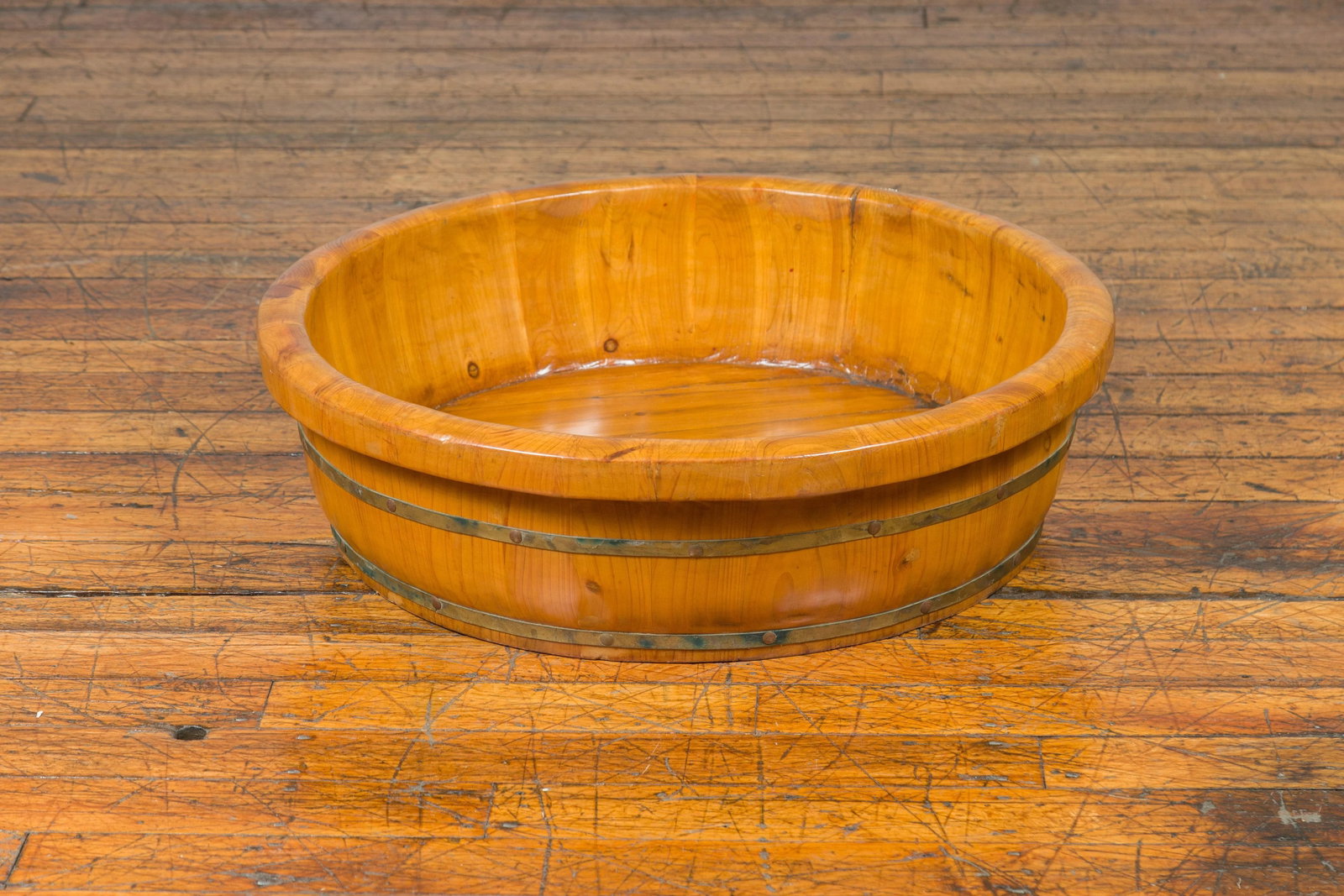 Mid 19th Century Chinese Qing Dynasty Period Elm Round Rice Tray with Brass Braces - 2
