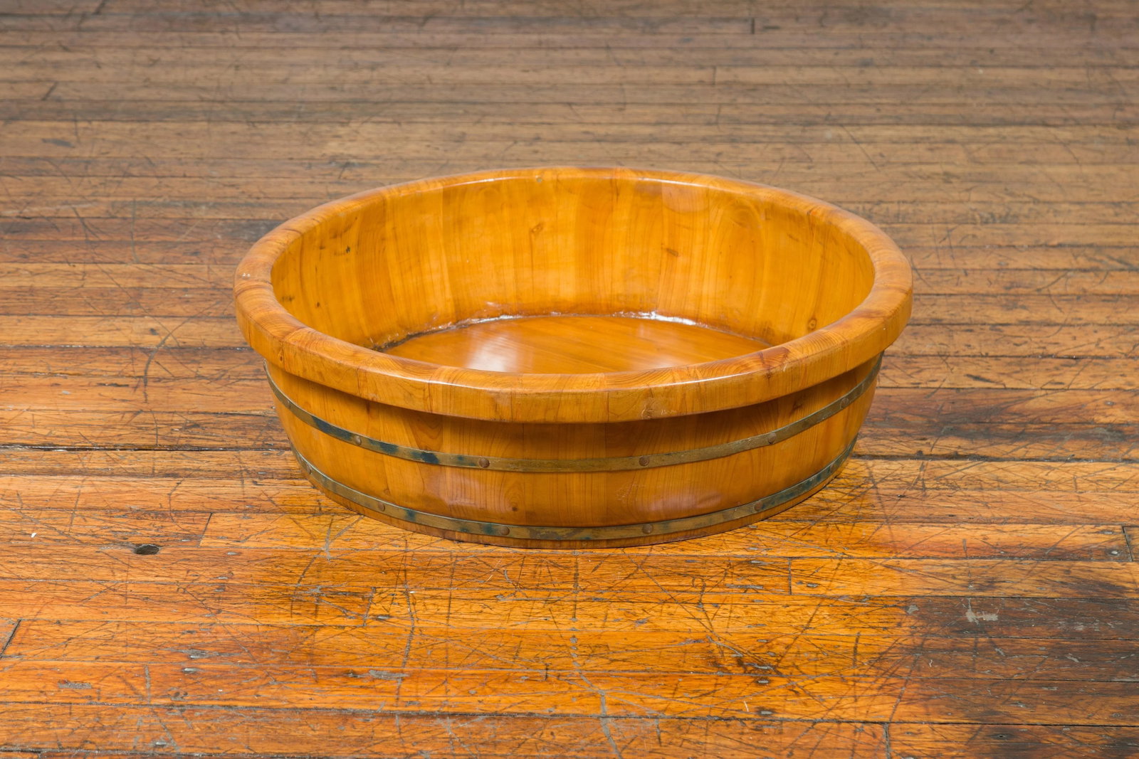 Mid 19th Century Chinese Qing Dynasty Period Elm Round Rice Tray with Brass Braces - 3